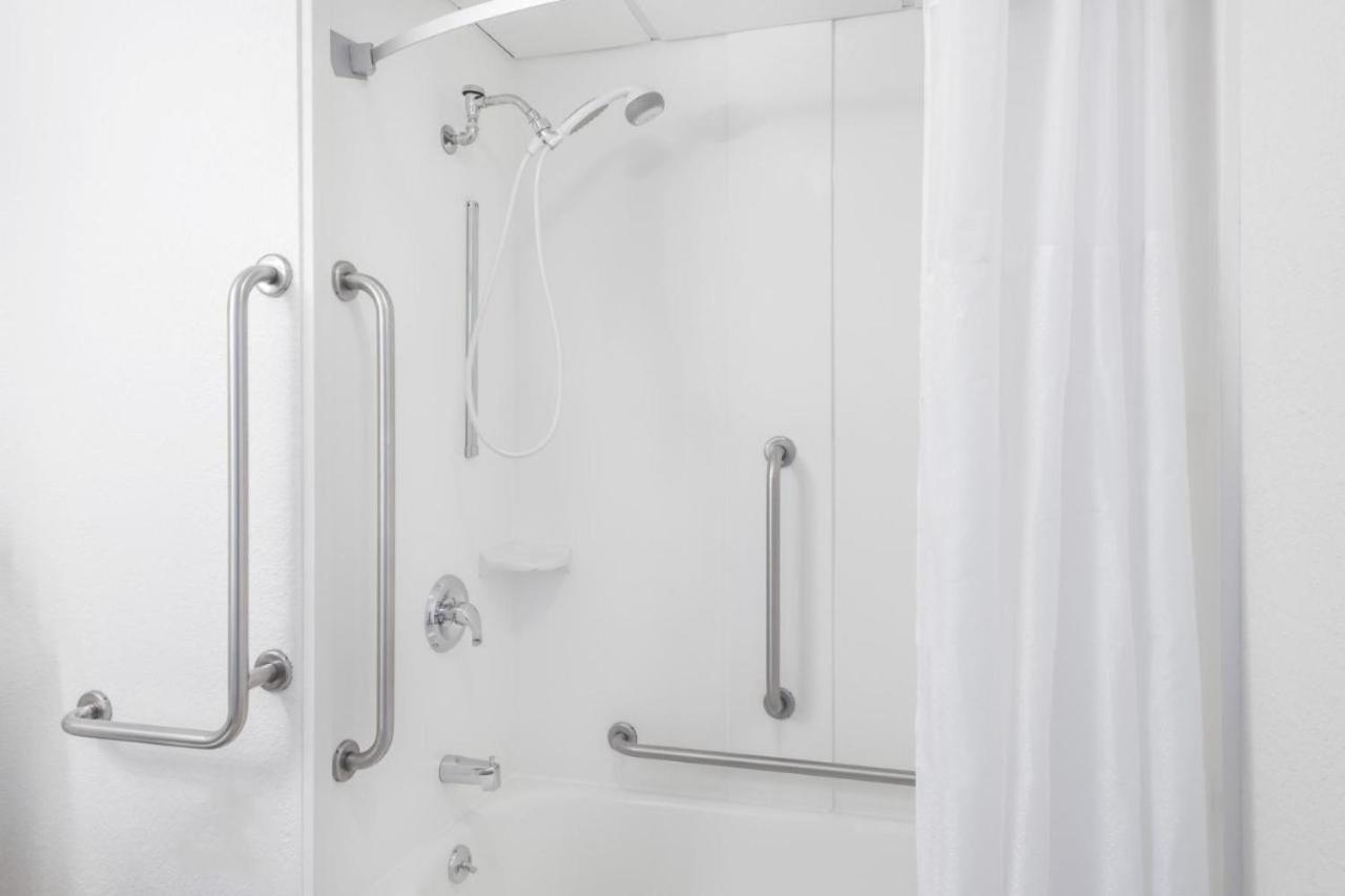 Super 8 by Wyndham Portland/Westbrook Area photo 19