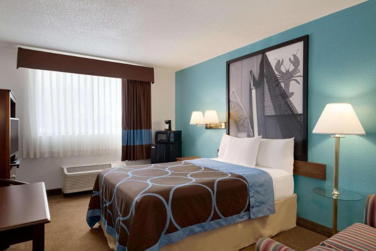 Super 8 by Wyndham Portland/Westbrook Area photo 20