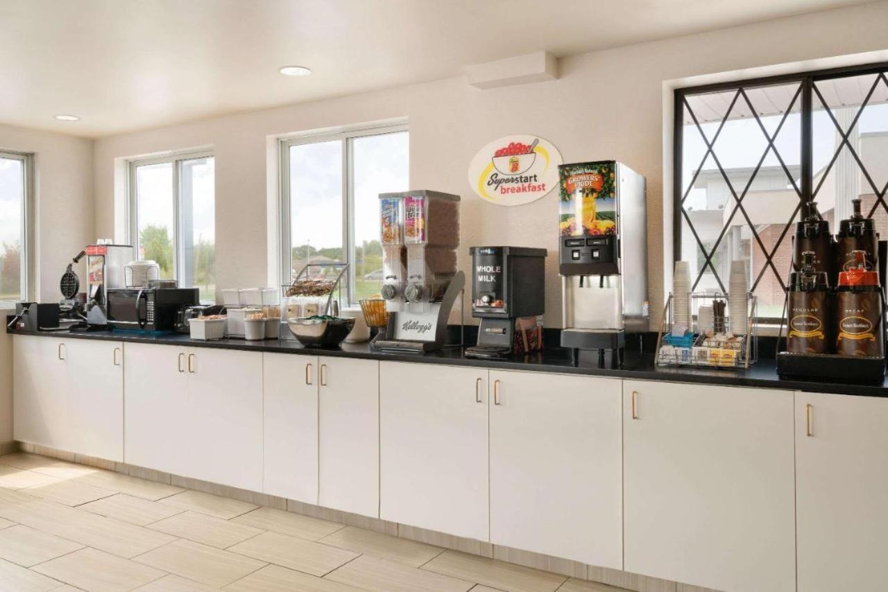 Super 8 by Wyndham Portland/Westbrook Area photo 18