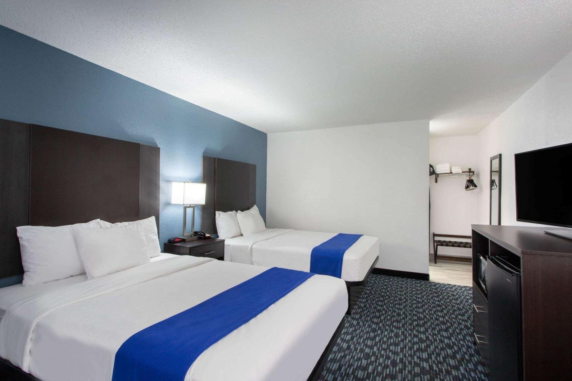 Clarion Pointe photo 14