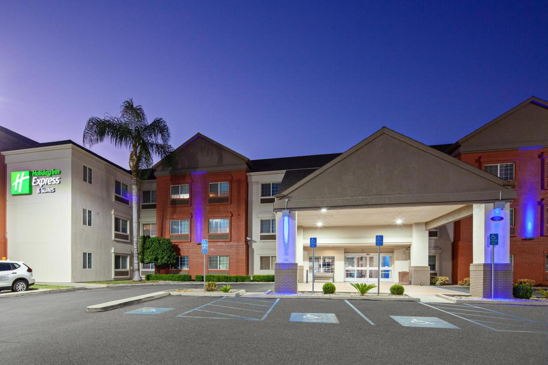 Holiday Inn Express & Suites - Tulare by IHG photo 2