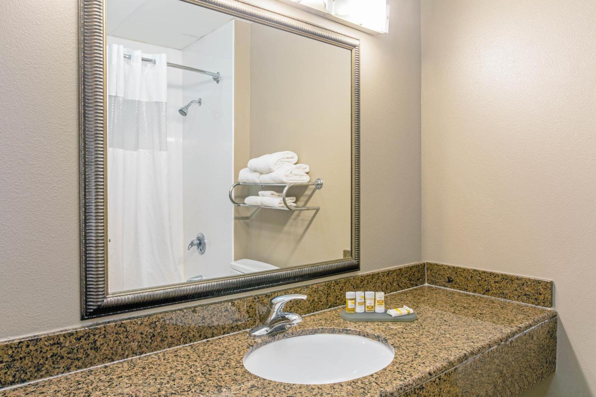 La Quinta by Wyndham Biloxi photo 40