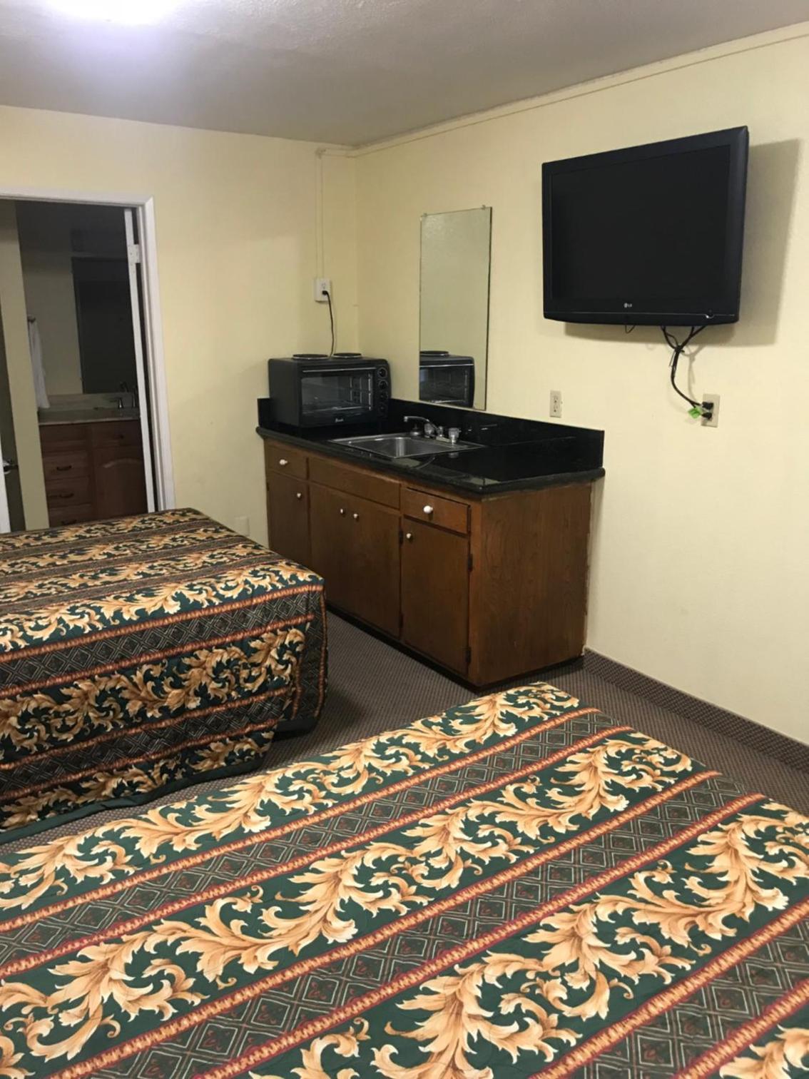 Hacienda Motel photo 3
