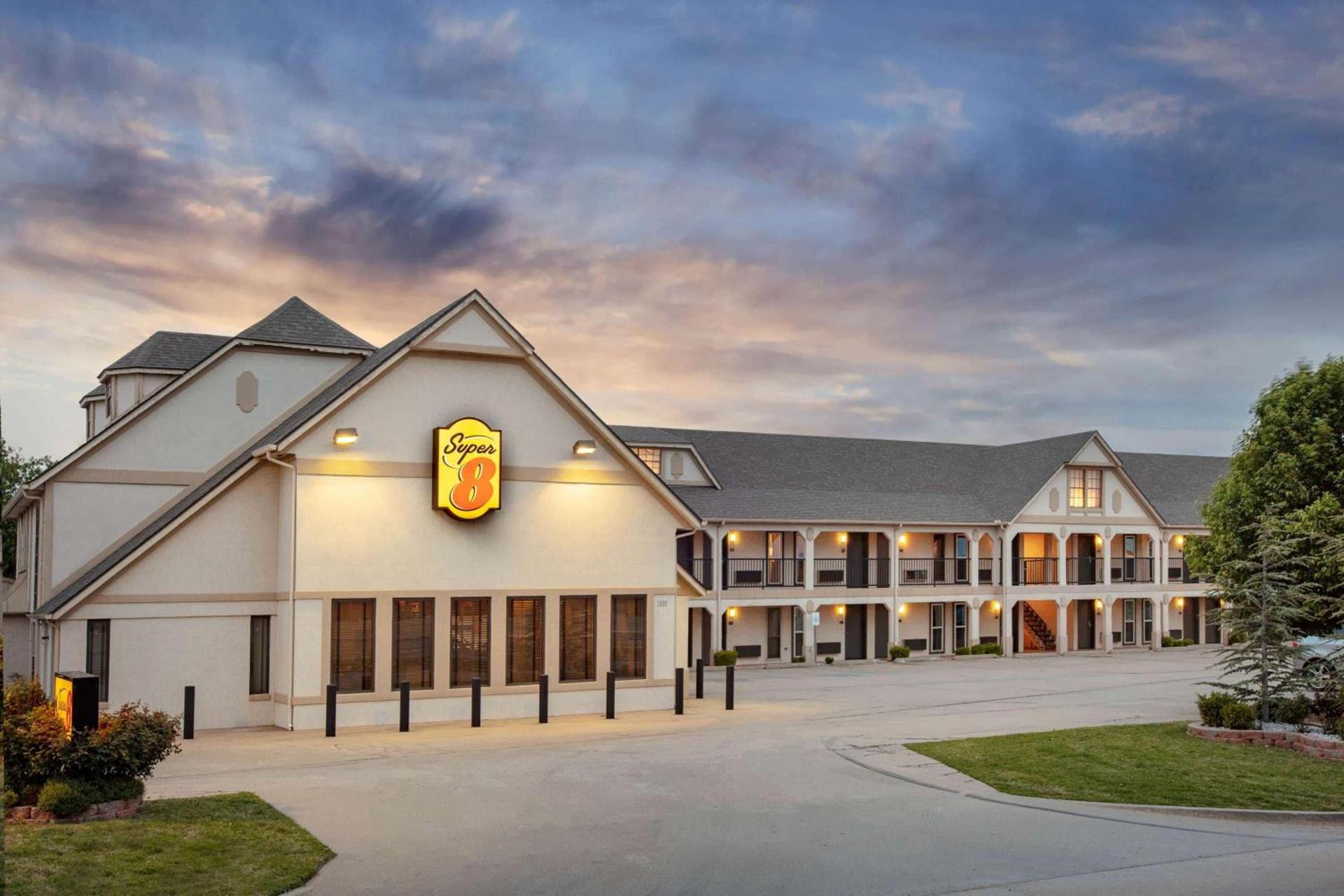Super 8 by Wyndham City of Moore — hotel in Moore