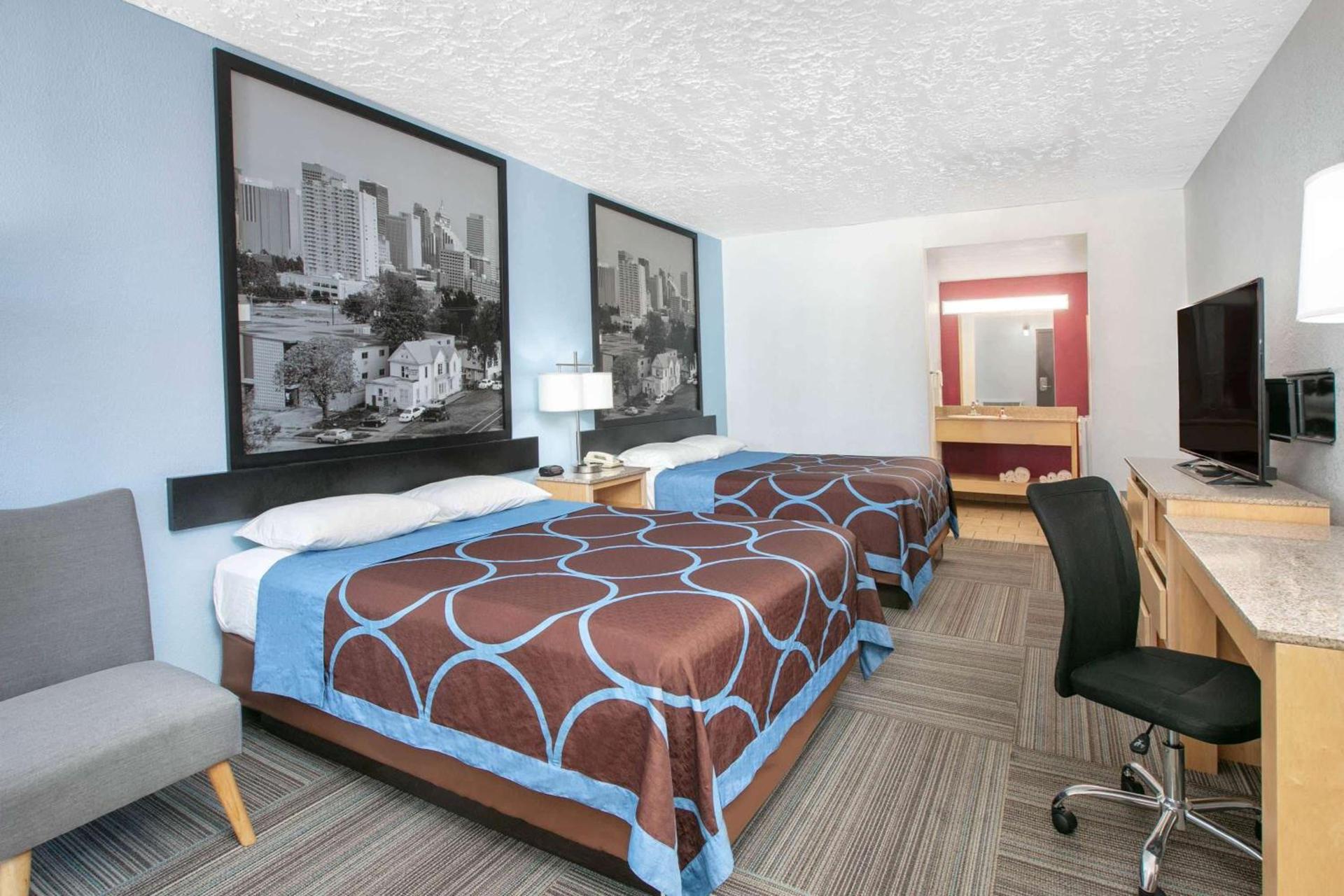Super 8 by Wyndham City of Moore photo 5