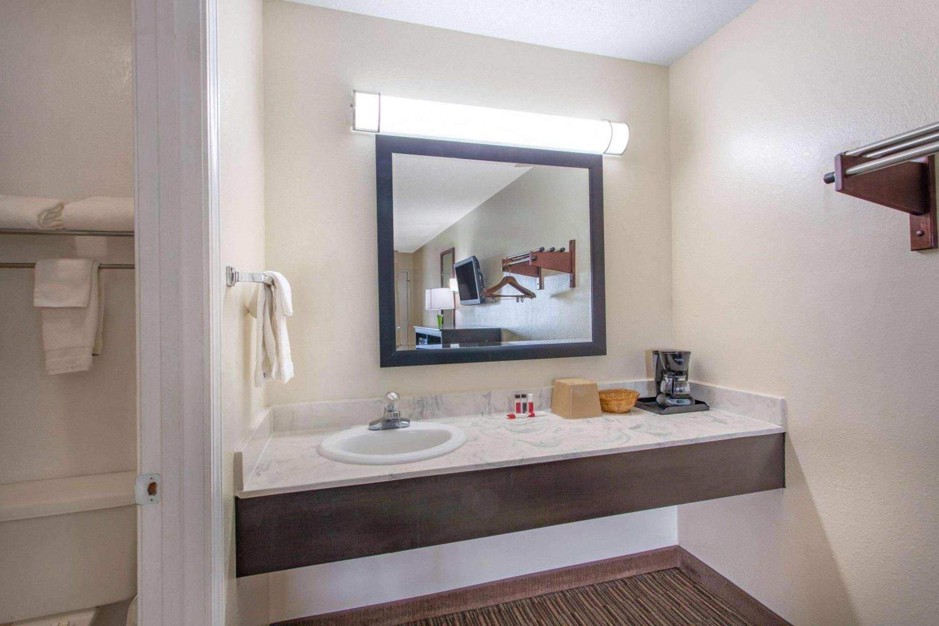 Super 8 by Wyndham Florence photo 18