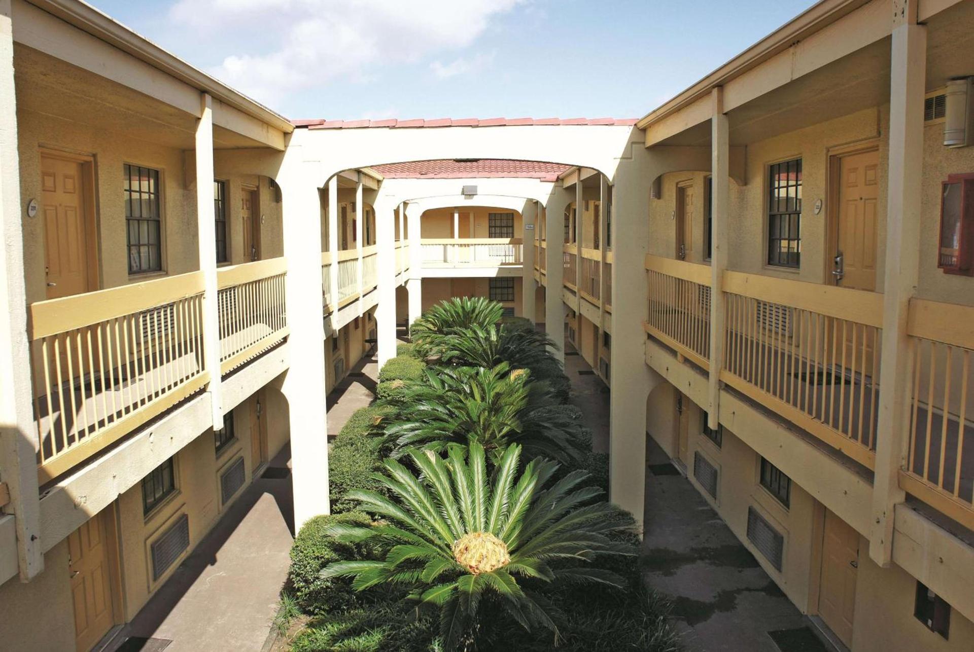 La Quinta Inn by Wyndham Clute Lake Jackson photo 27
