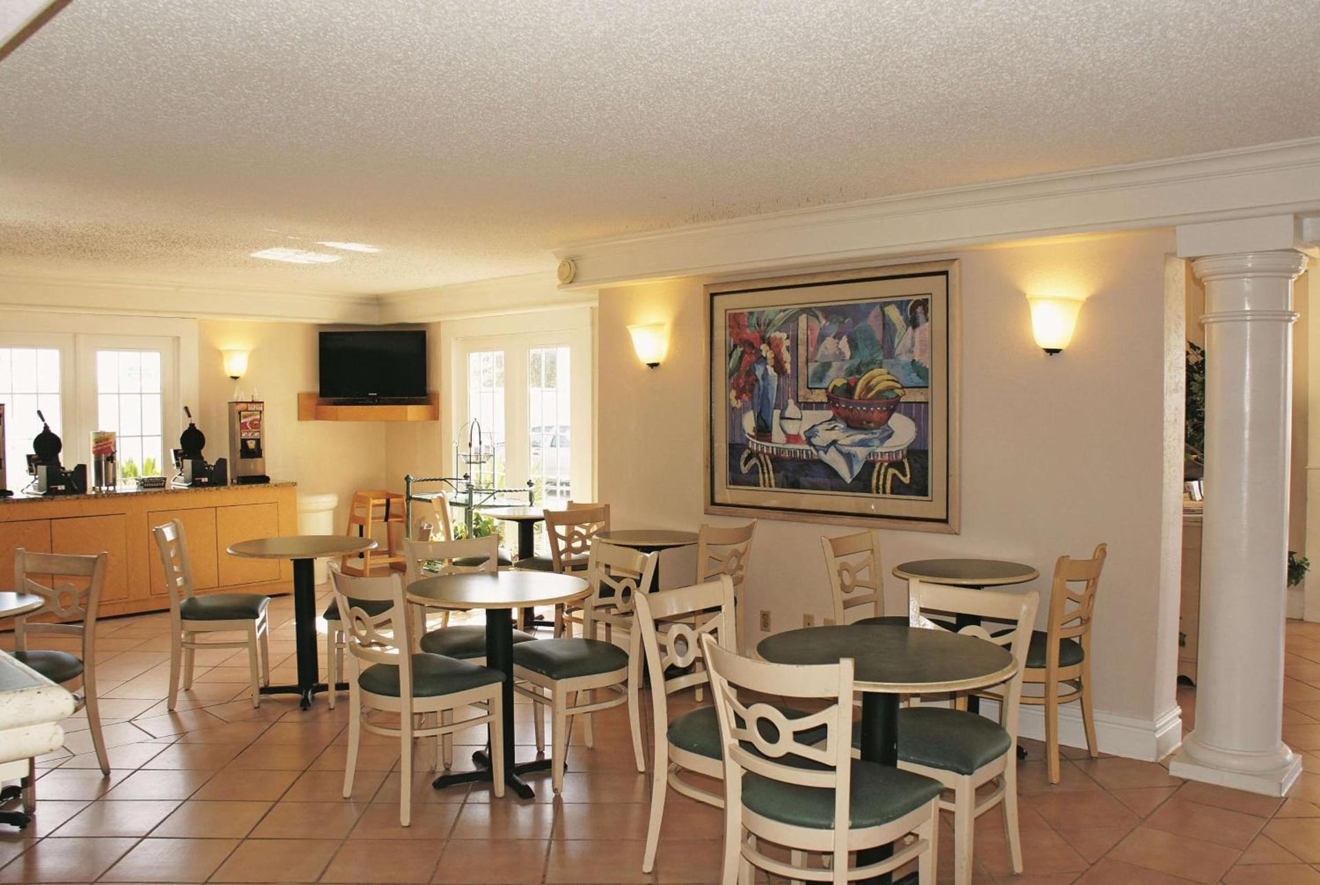 La Quinta Inn by Wyndham Clute Lake Jackson photo 39
