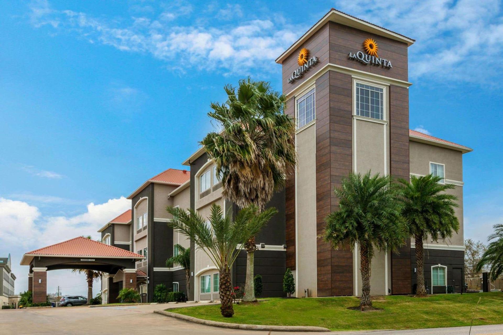 La Quinta by Wyndham Alvin photo 2