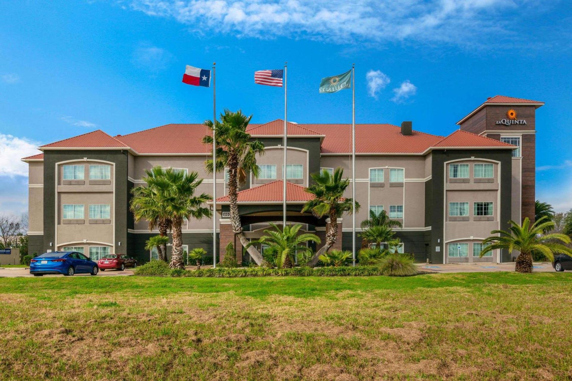 La Quinta by Wyndham Alvin photo 3
