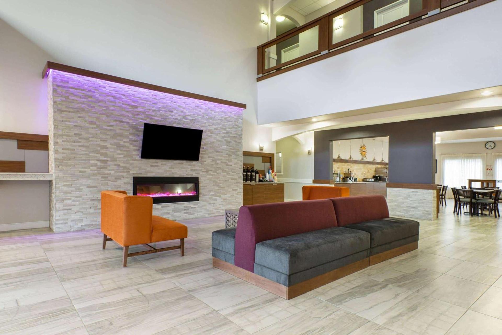 La Quinta by Wyndham Alvin photo 5