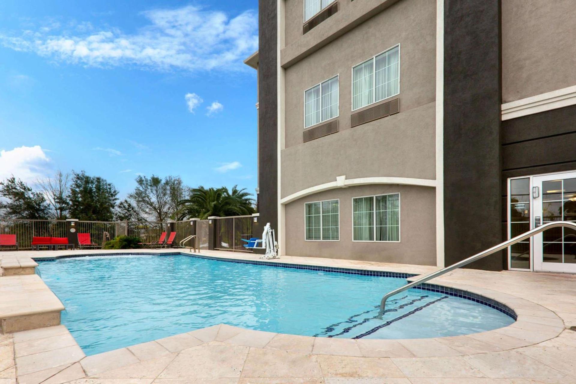La Quinta by Wyndham Alvin photo 16