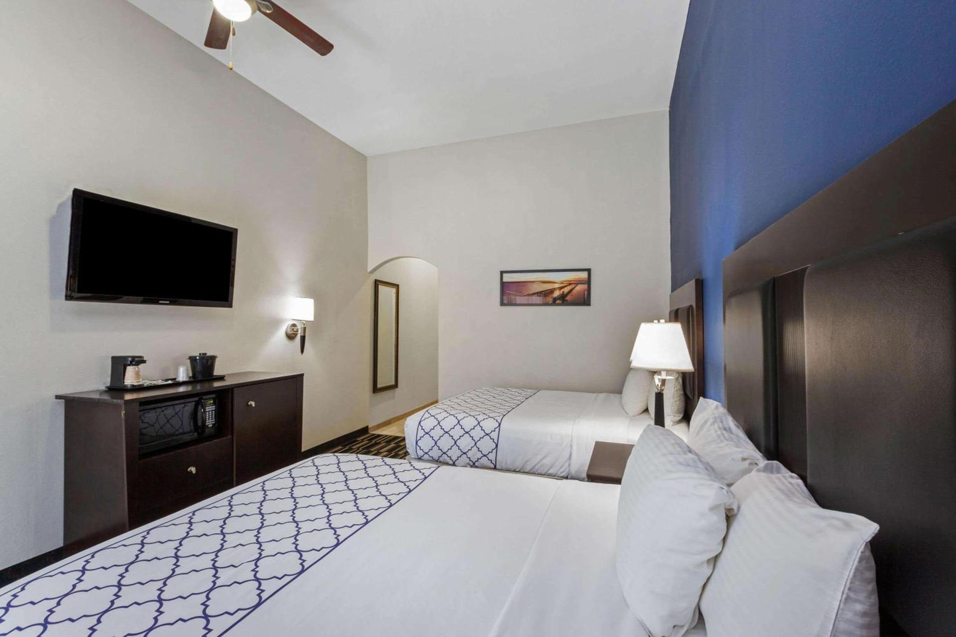 La Quinta by Wyndham Alvin photo 19