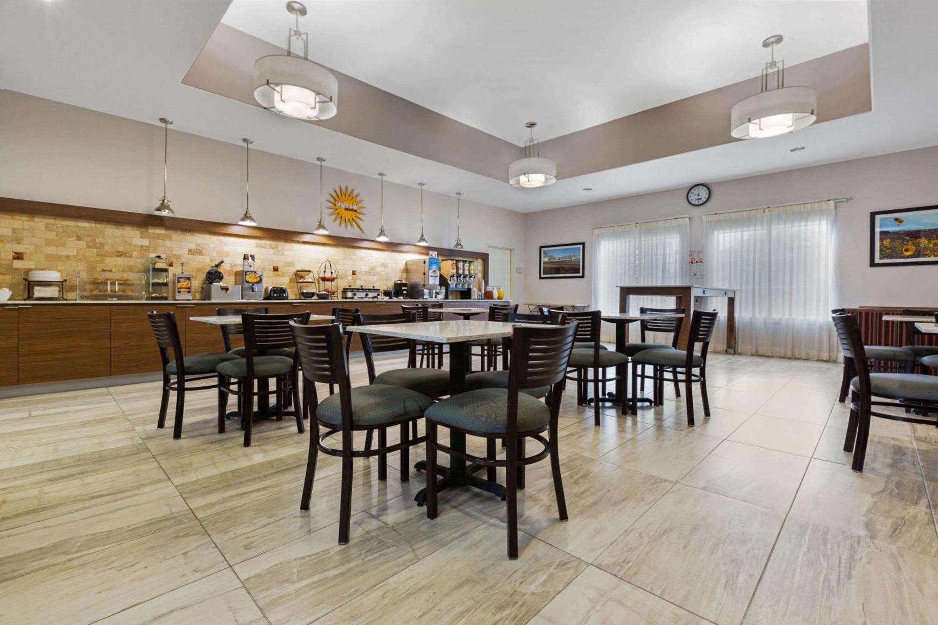 La Quinta by Wyndham Alvin photo 9