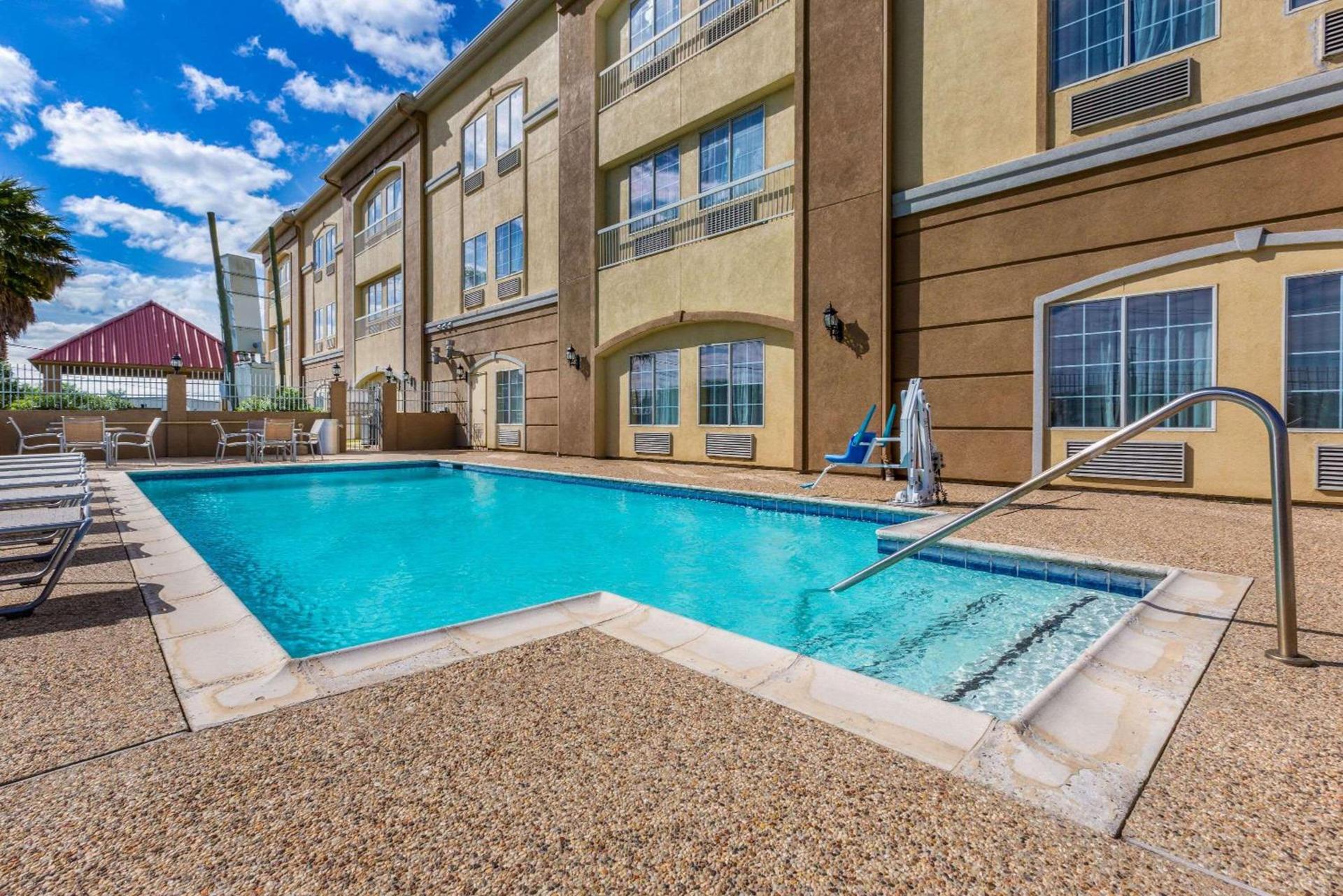 La Quinta by Wyndham Angleton photo 28