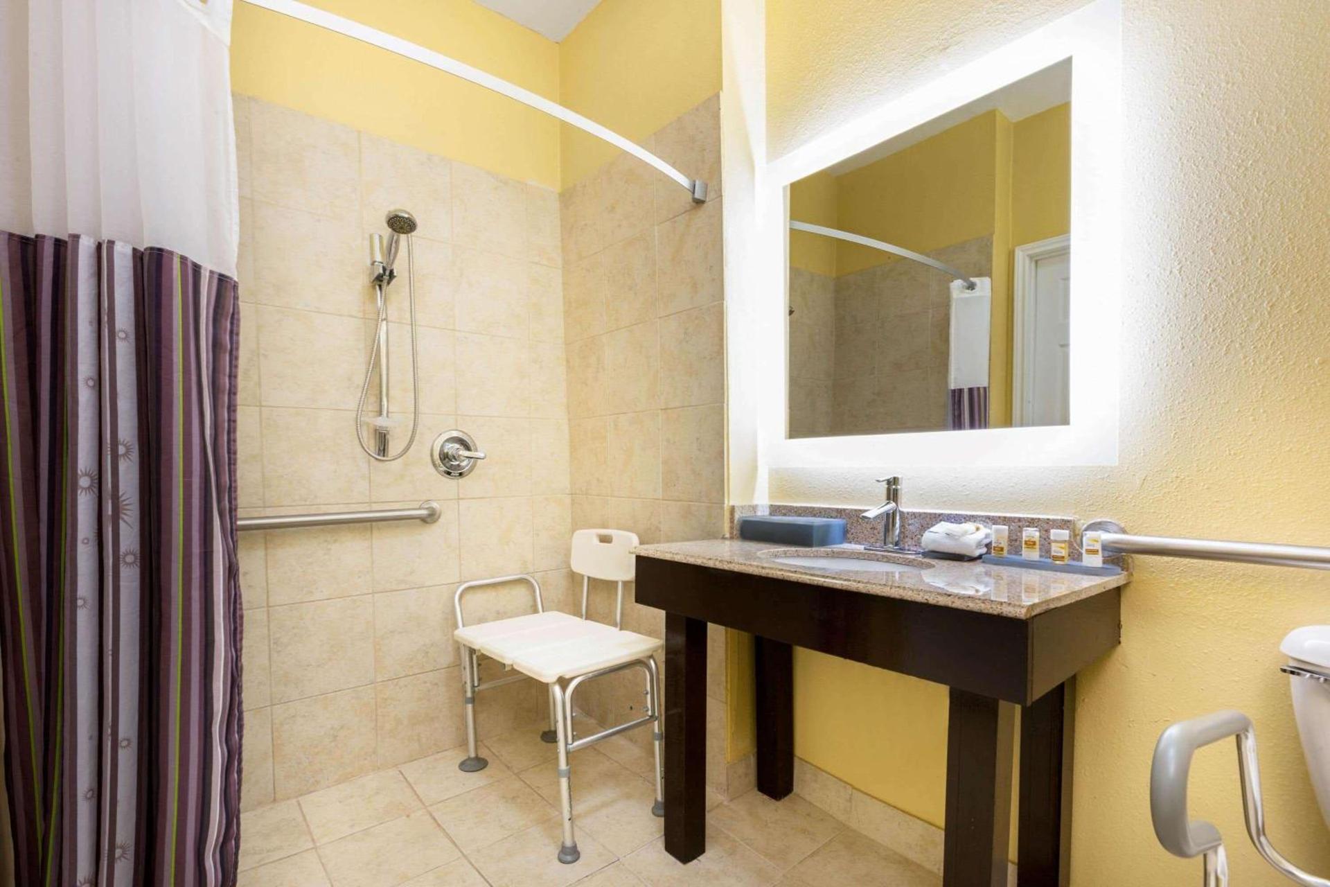La Quinta by Wyndham Angleton photo 21