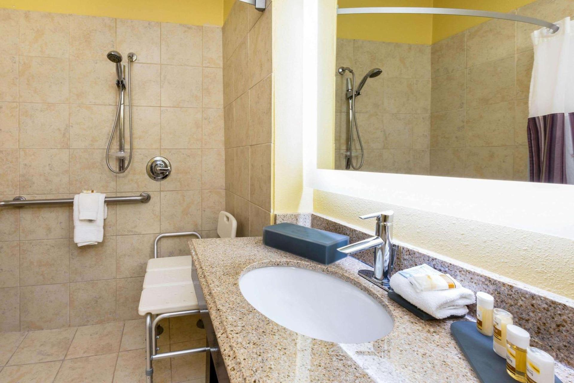 La Quinta by Wyndham Angleton photo 22
