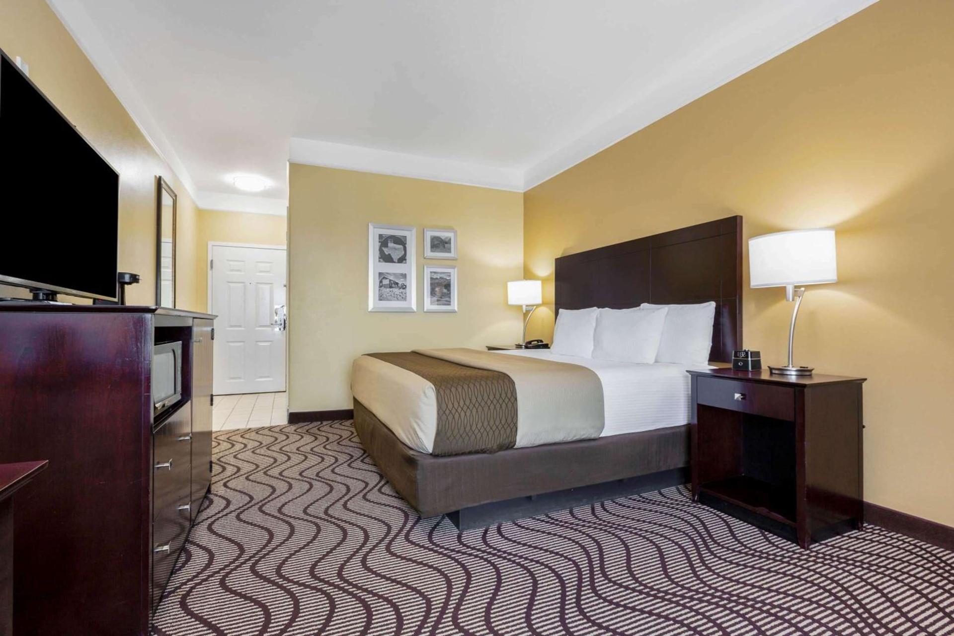 La Quinta by Wyndham Angleton photo 24