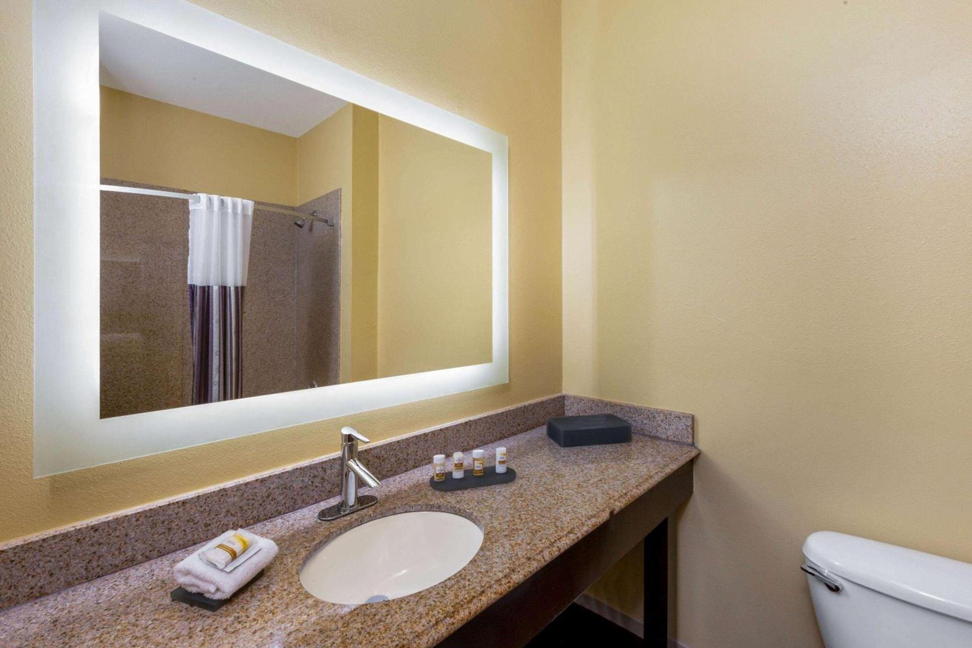 La Quinta by Wyndham Angleton photo 17