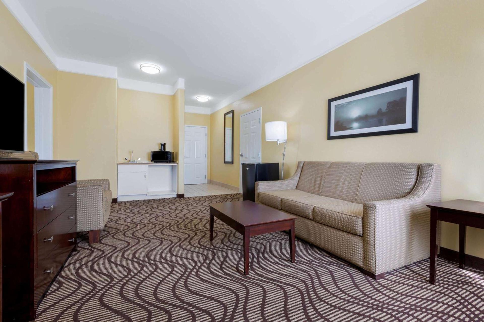 La Quinta by Wyndham Angleton photo 13