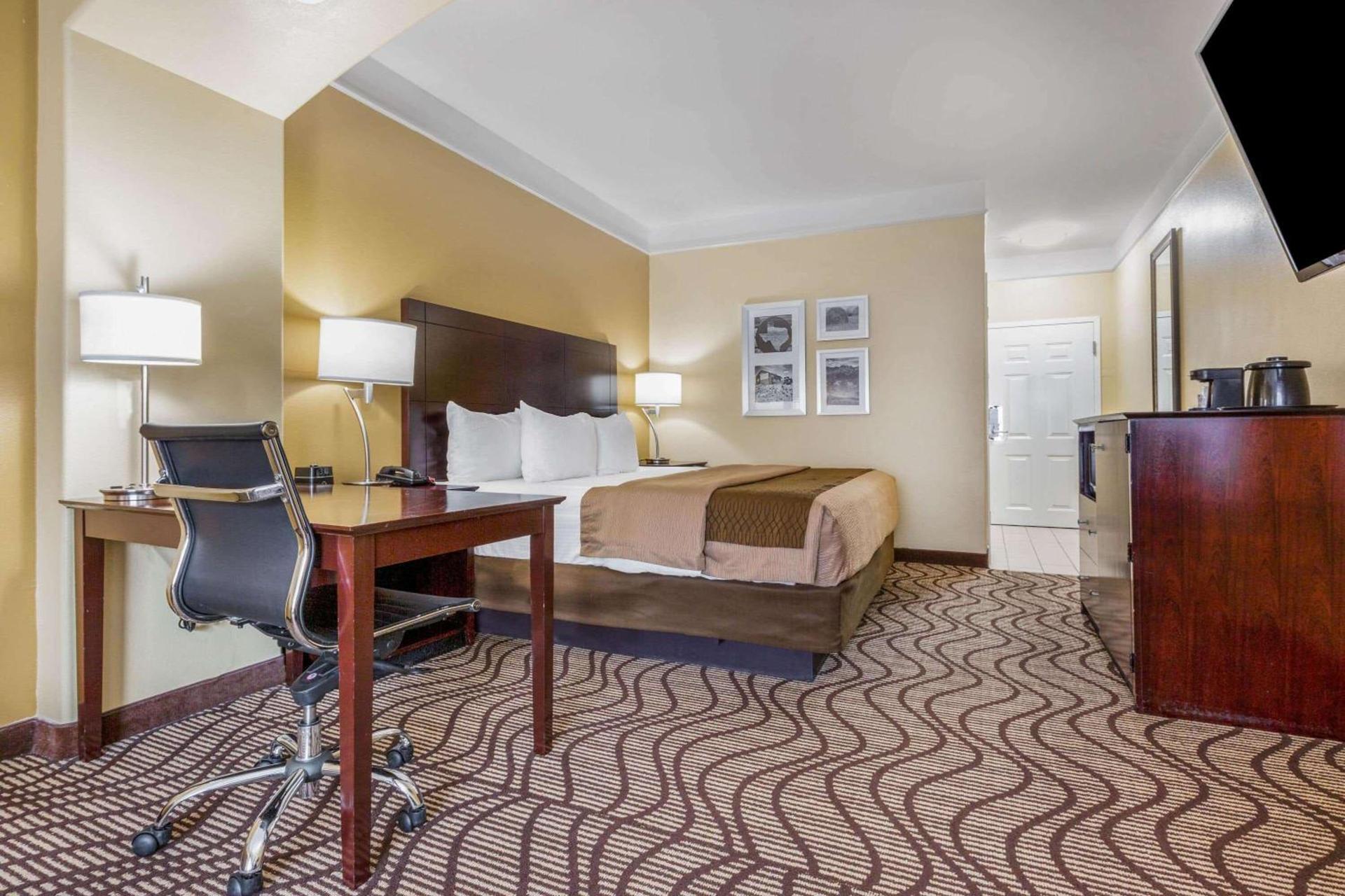 La Quinta by Wyndham Angleton photo 11