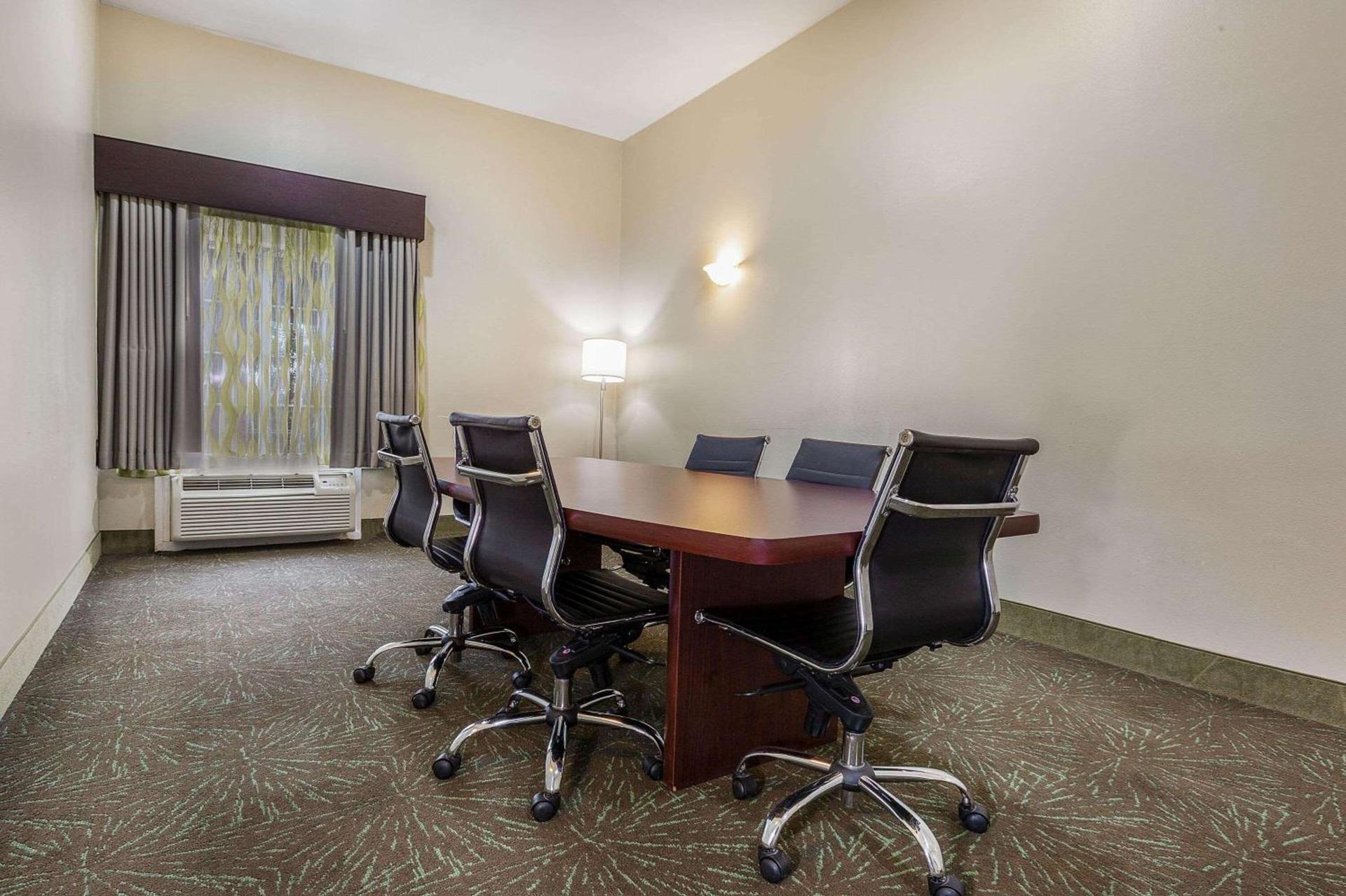 La Quinta by Wyndham Angleton photo 12