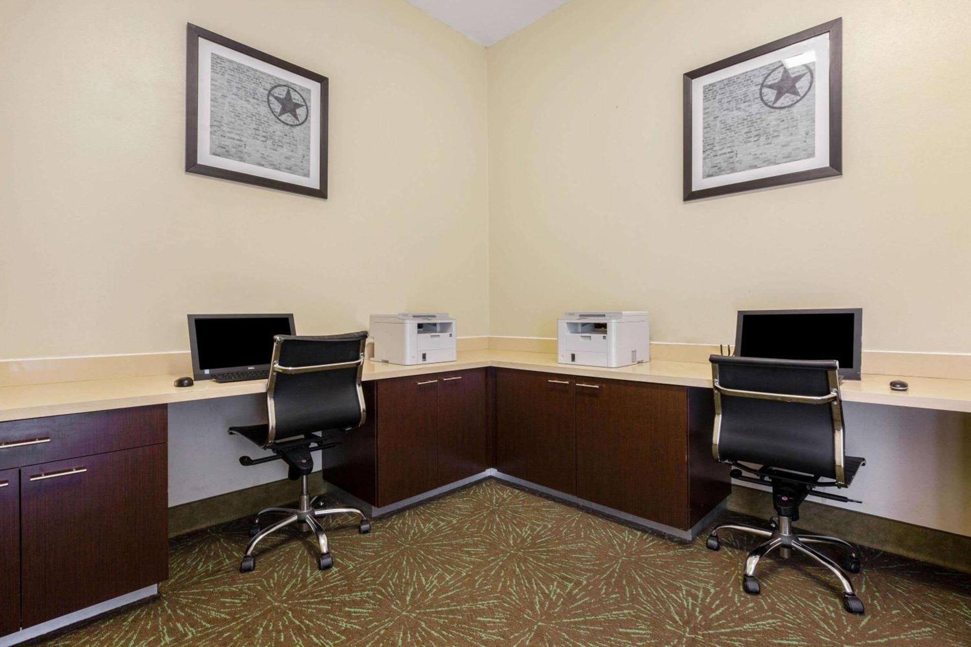 La Quinta by Wyndham Angleton photo 10