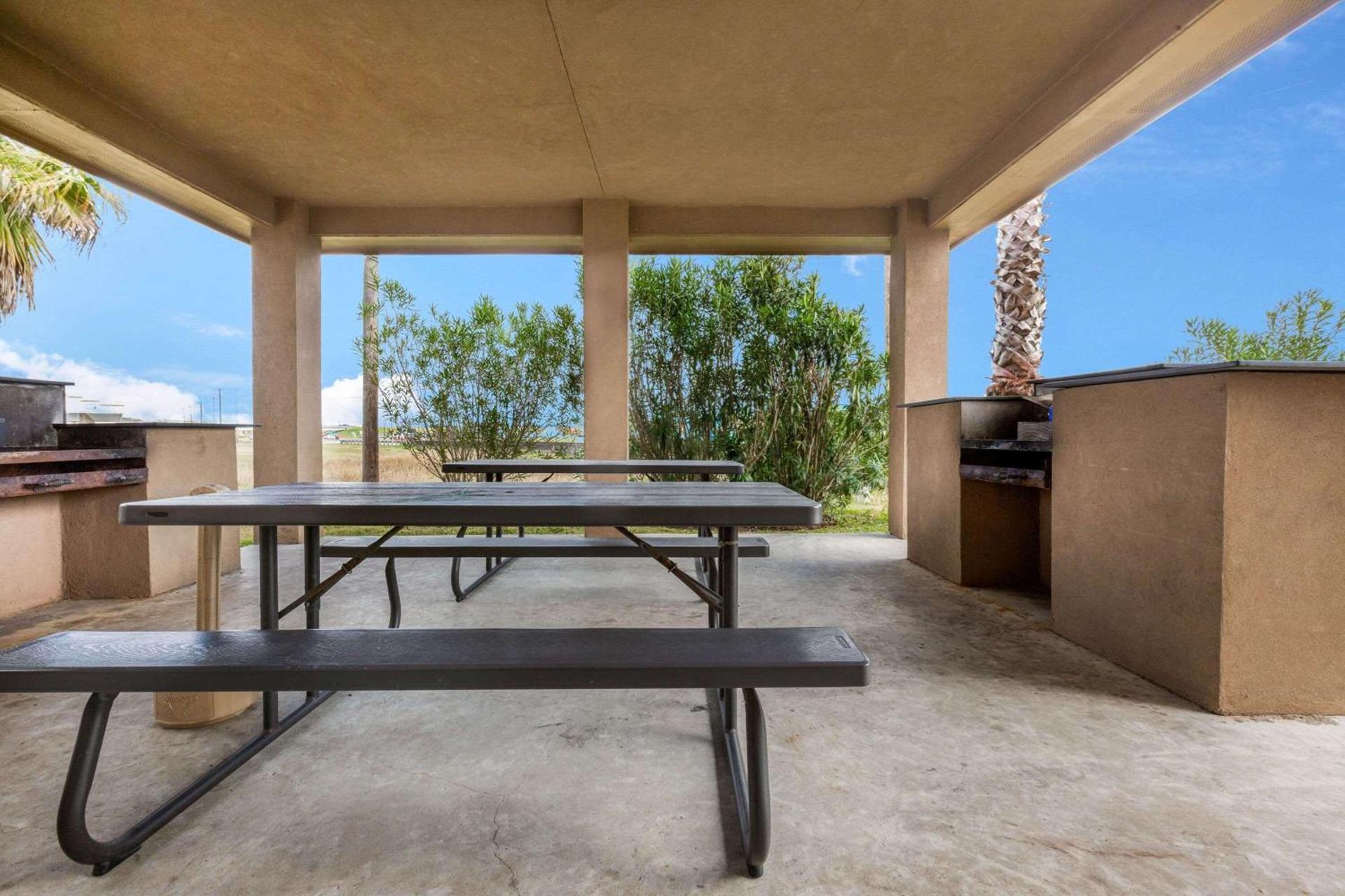 La Quinta by Wyndham Angleton photo 7