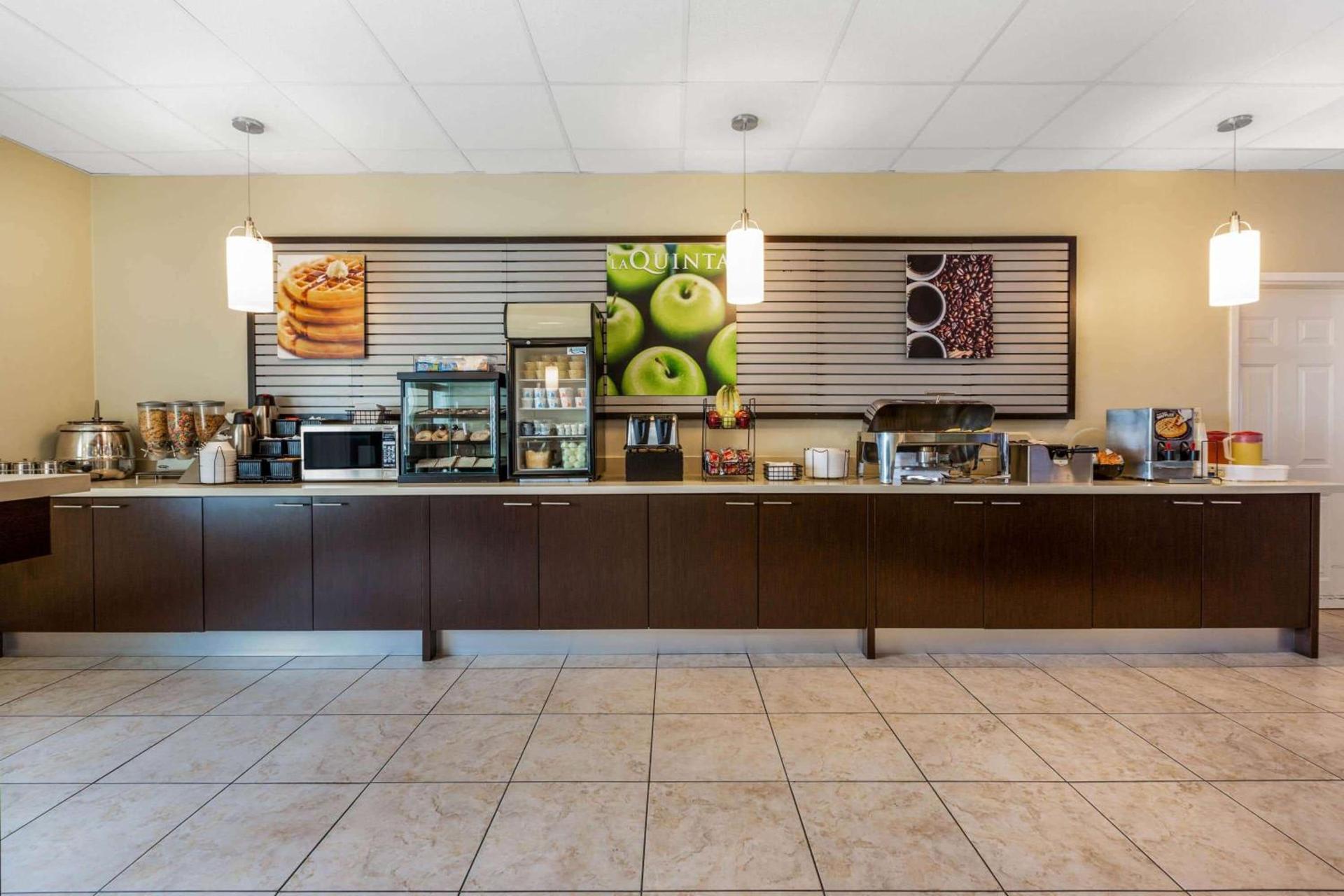 La Quinta by Wyndham Angleton photo 9