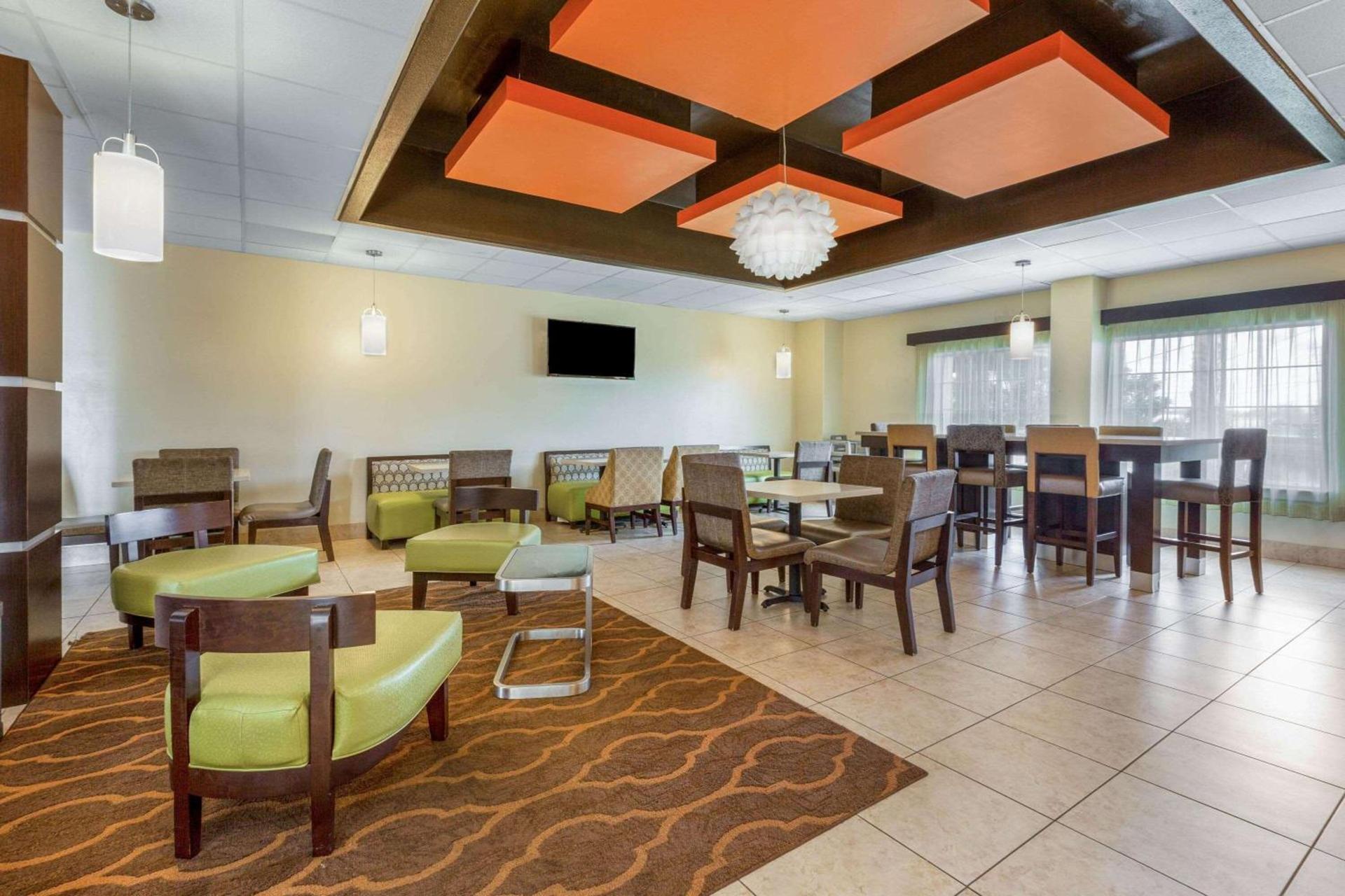 La Quinta by Wyndham Angleton photo 8