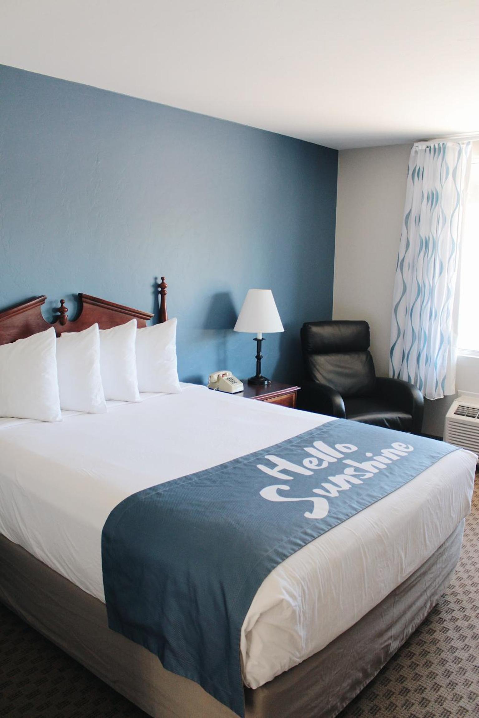 Days Inn by Wyndham Show Low photo 39