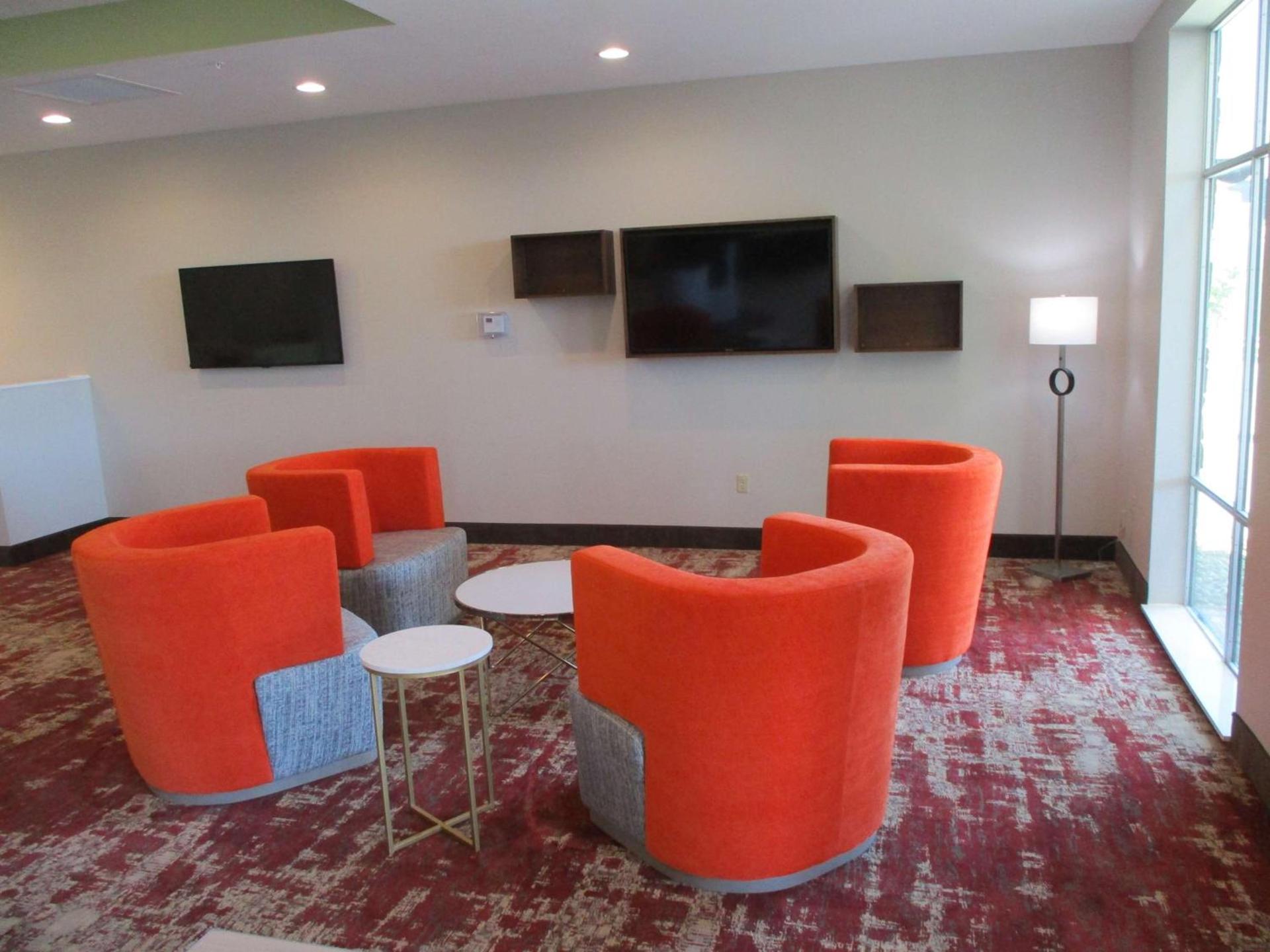 La Quinta Inn & Suites by Wyndham Jackson-Cape Girardeau photo 37