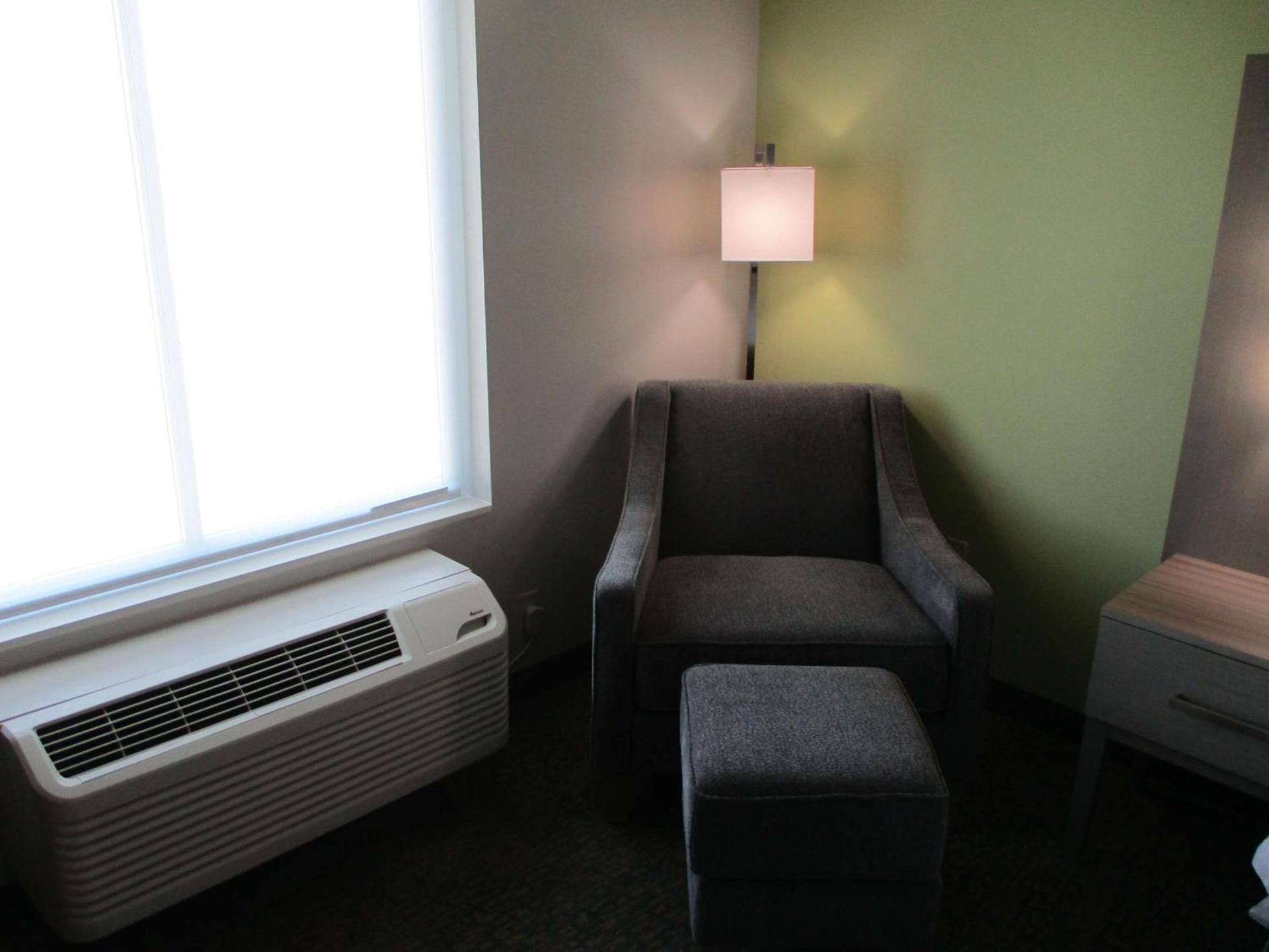 La Quinta Inn & Suites by Wyndham Jackson-Cape Girardeau photo 56