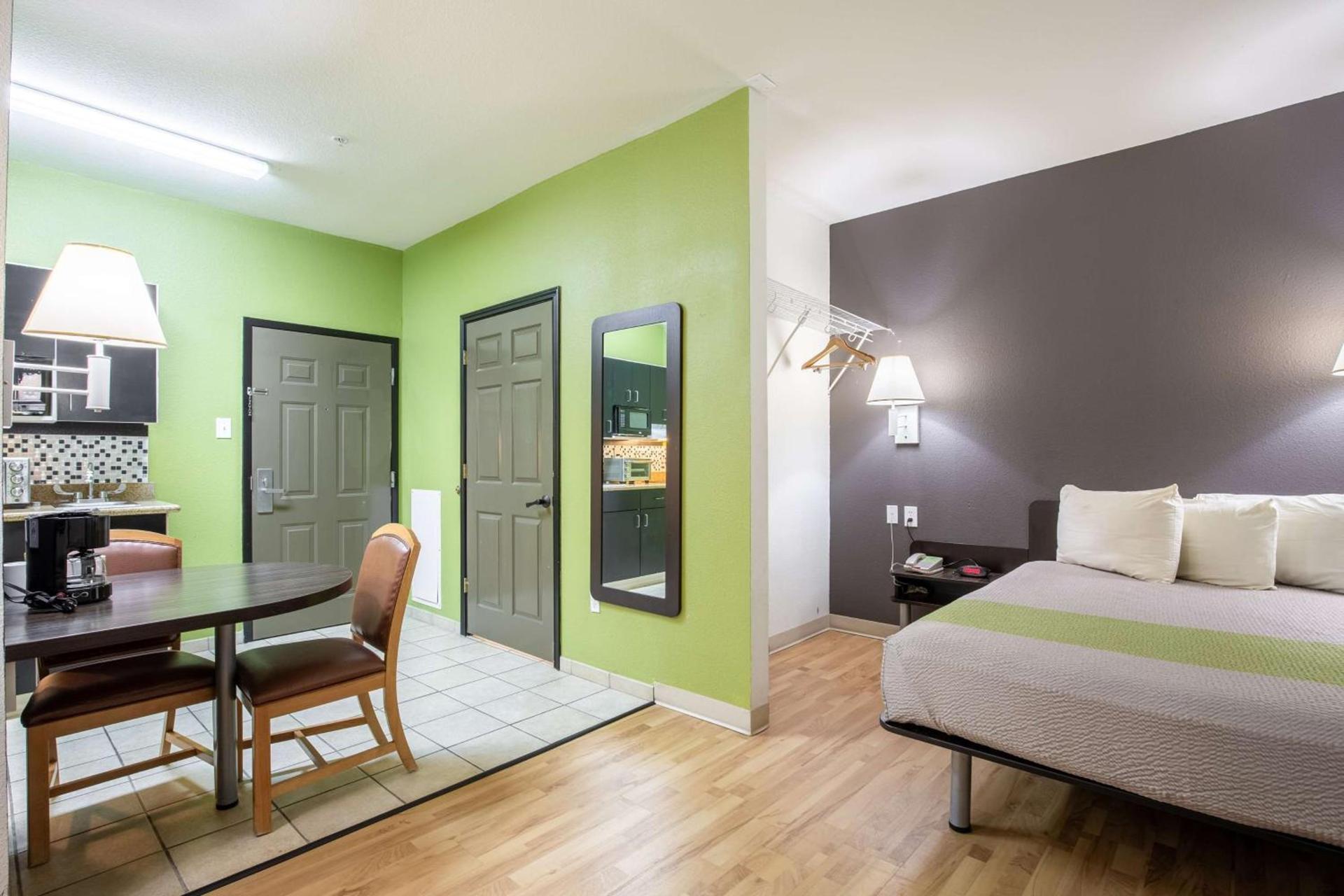 Studio 6 Bay City TX photo 9