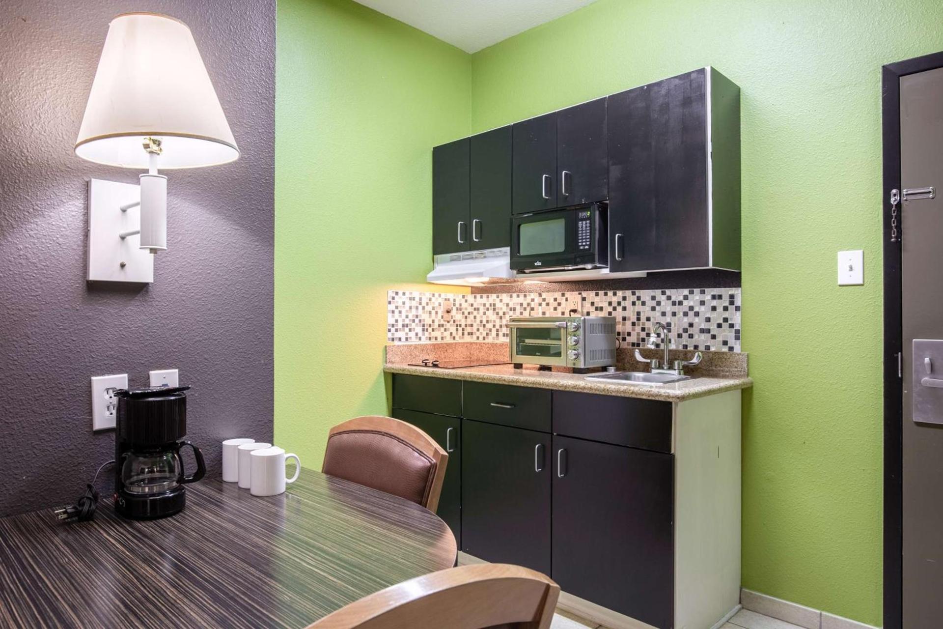 Studio 6 Bay City TX photo 11