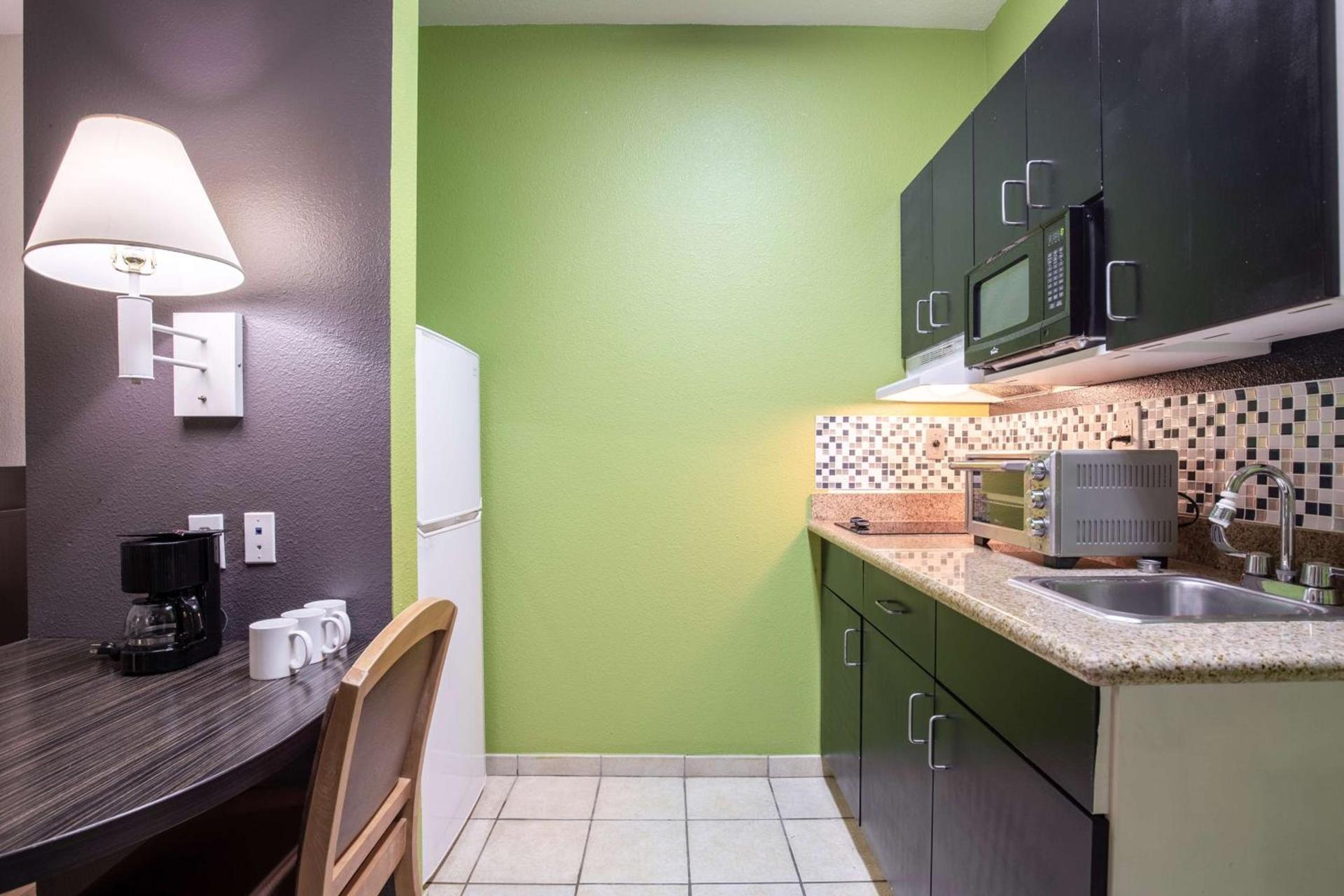 Studio 6 Bay City TX photo 12