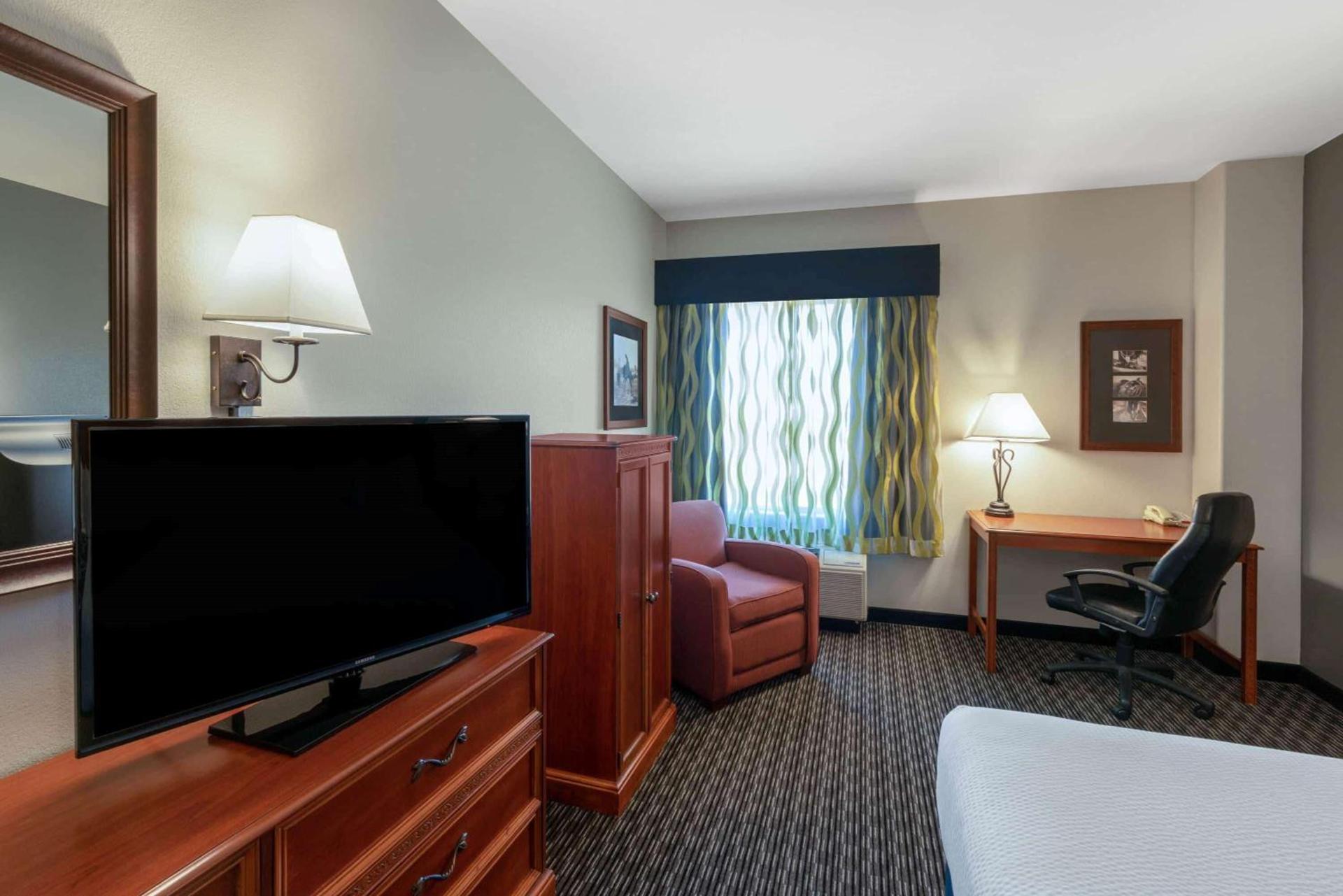 La Quinta by Wyndham Rifle photo 23