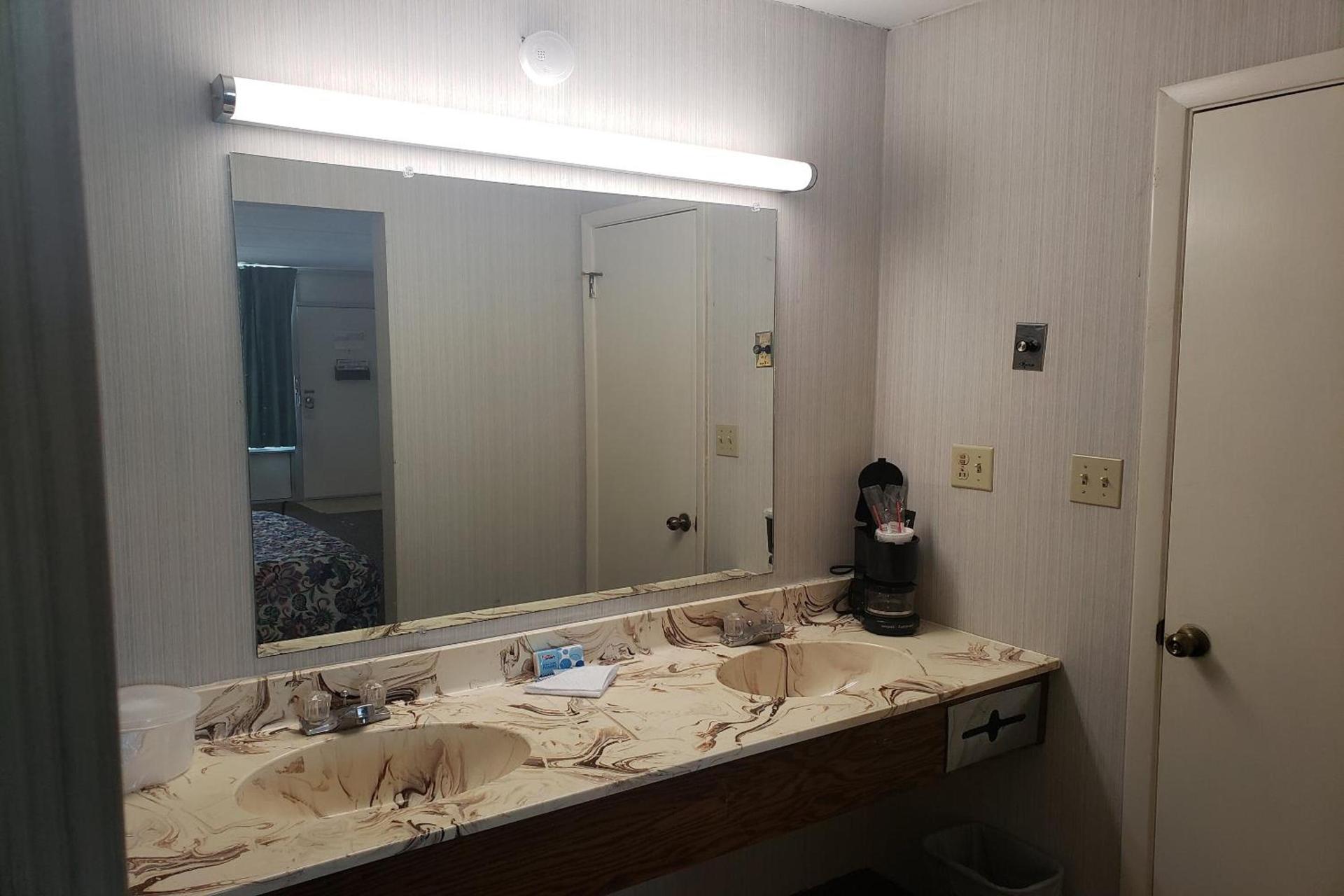 OYO Hotel Whitely City Hwy 27 KY photo 35
