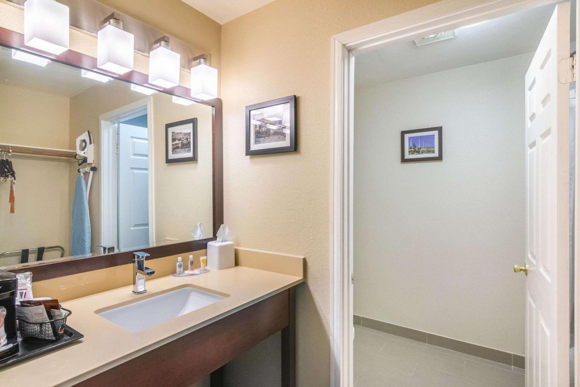 Comfort Inn & Suites Mojave photo 14