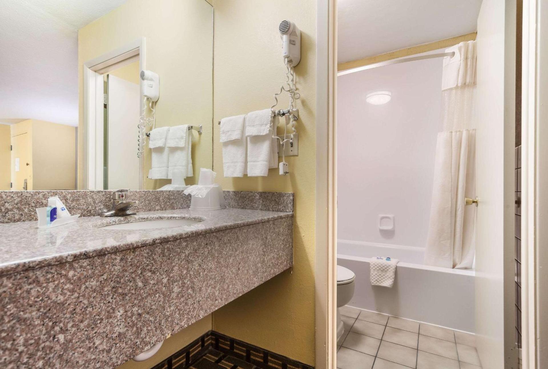 Rodeway Inn Lincoln West - University Area photo 15
