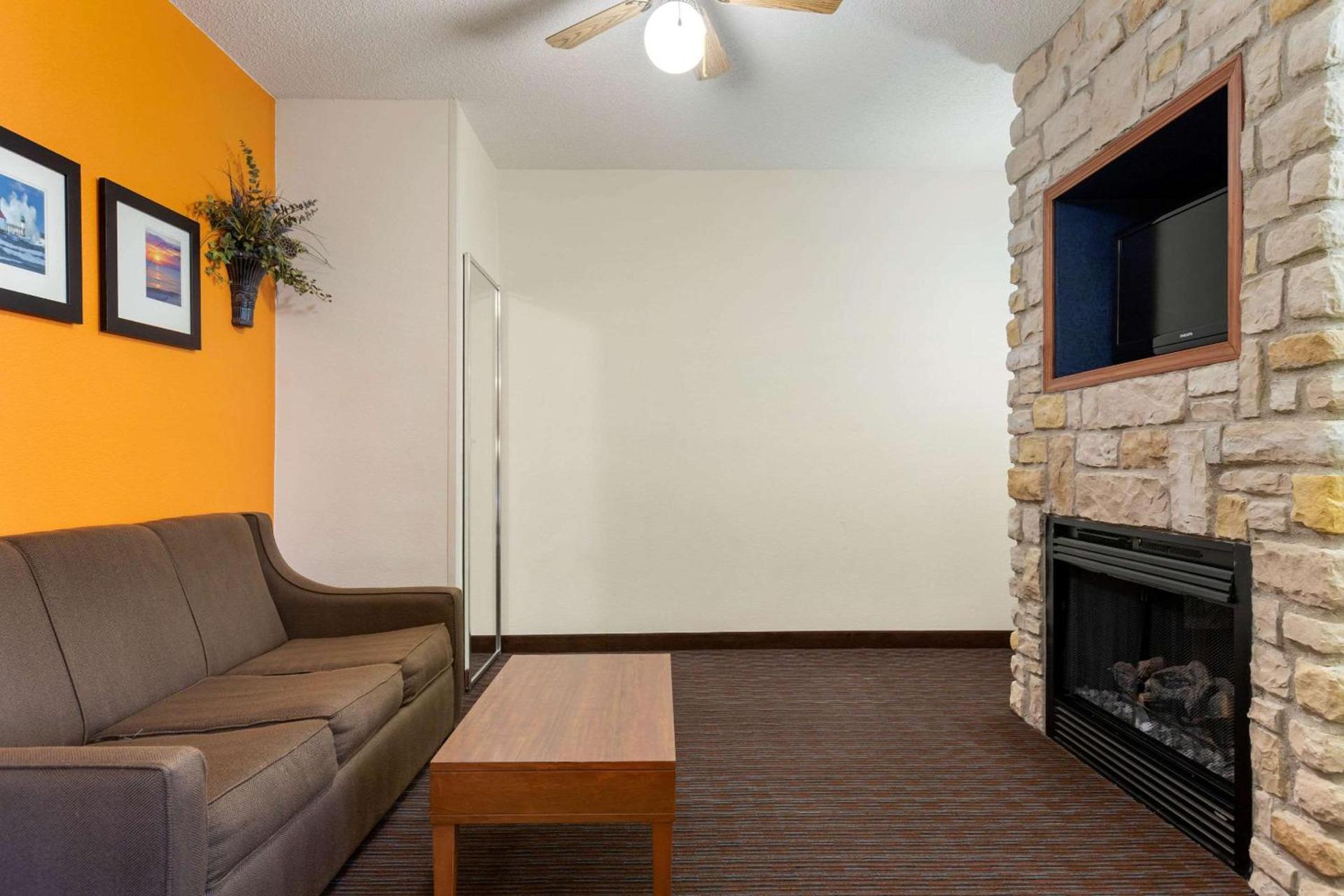 Comfort Suites Stevensville - St Joseph photo 28