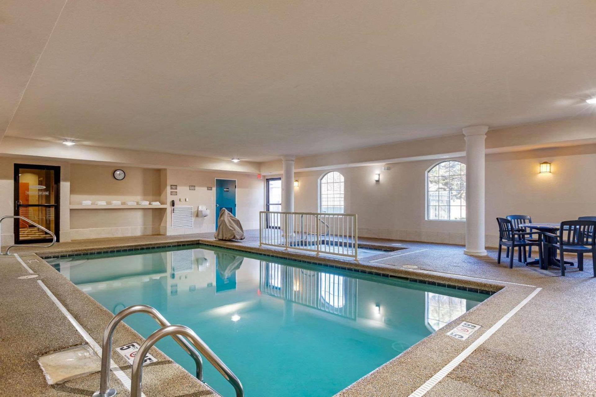 Comfort Suites Stevensville - St Joseph photo 25