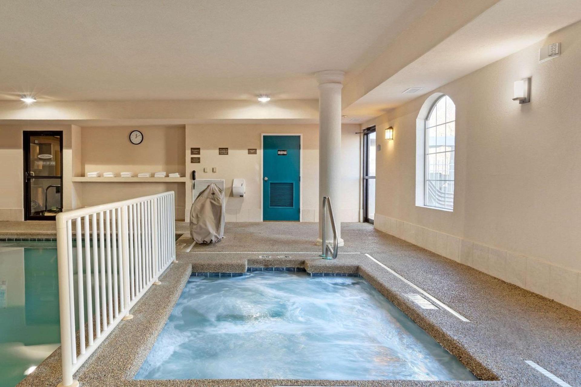 Comfort Suites Stevensville - St Joseph photo 23