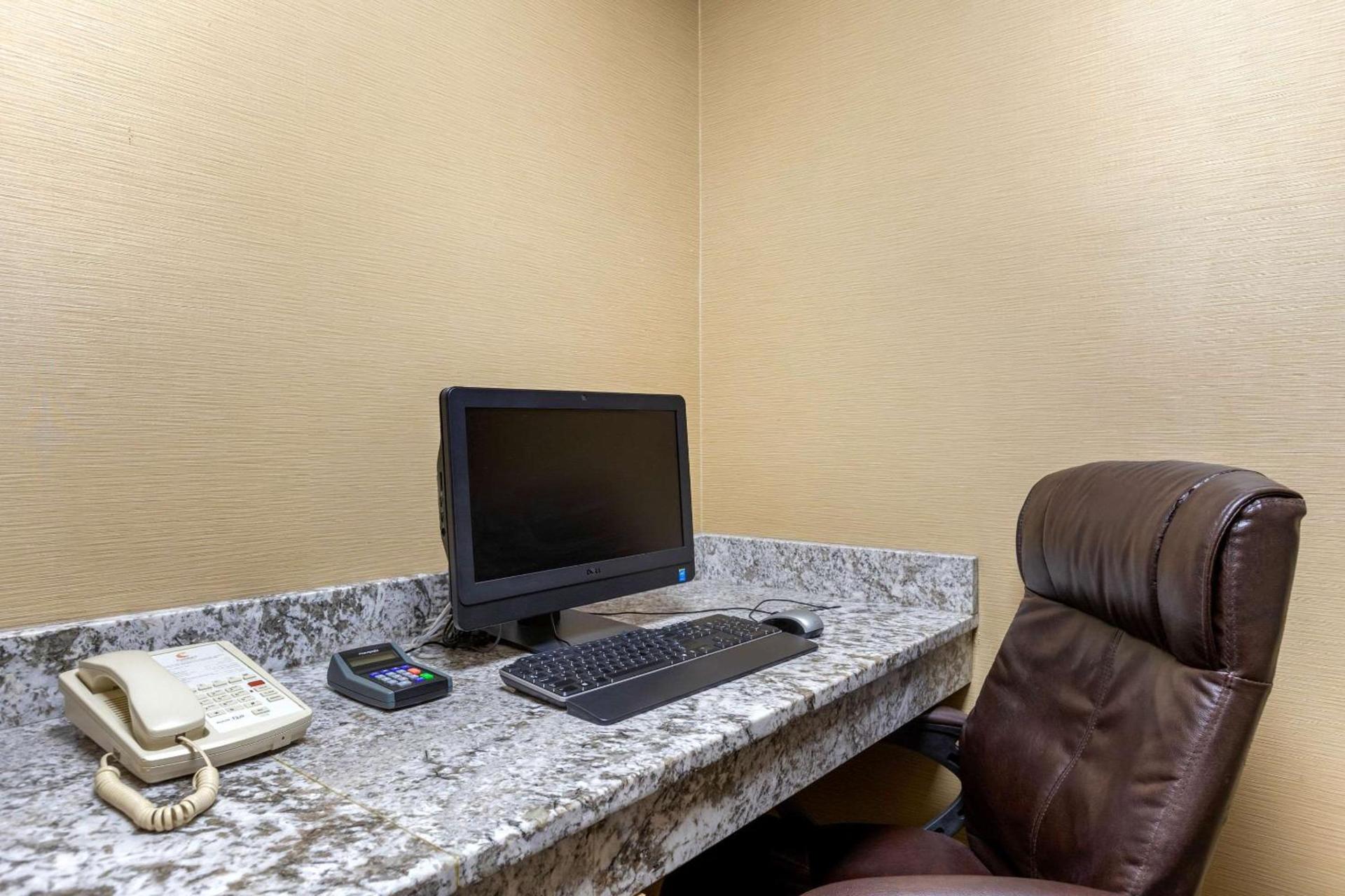 Comfort Suites Stevensville - St Joseph photo 26