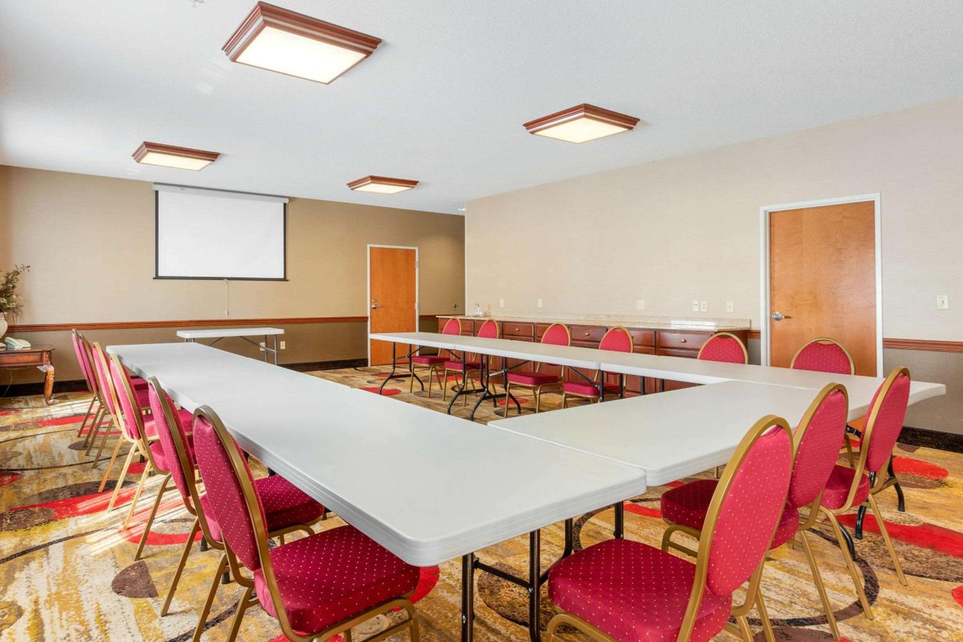 Comfort Suites Stevensville - St Joseph photo 17