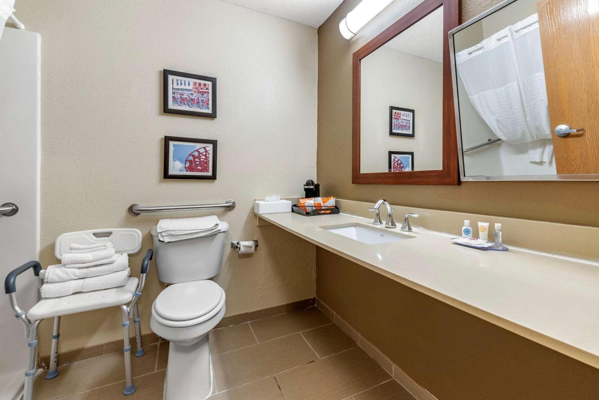Comfort Inn & Suites Cincinnati Eastgate photo 9