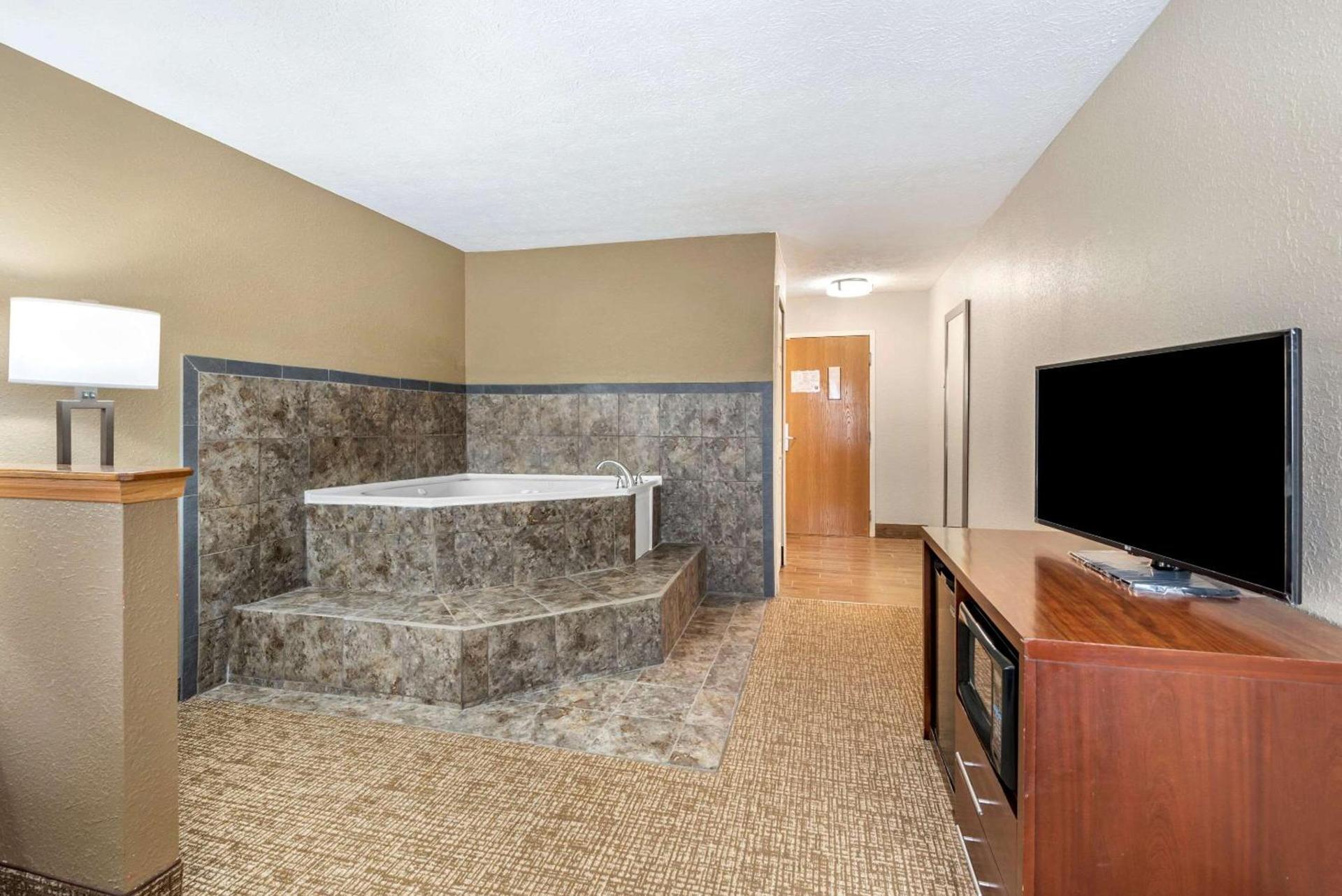 Comfort Inn & Suites Cincinnati Eastgate photo 10