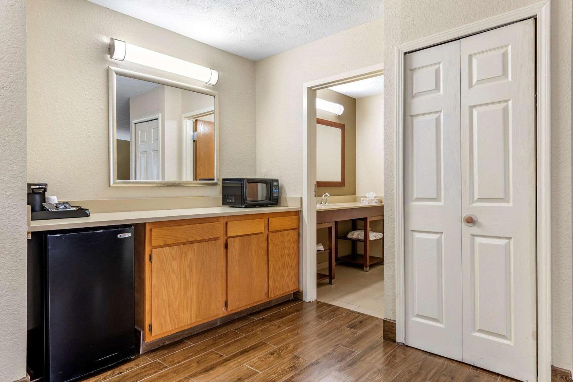 Comfort Inn & Suites Cincinnati Eastgate photo 18