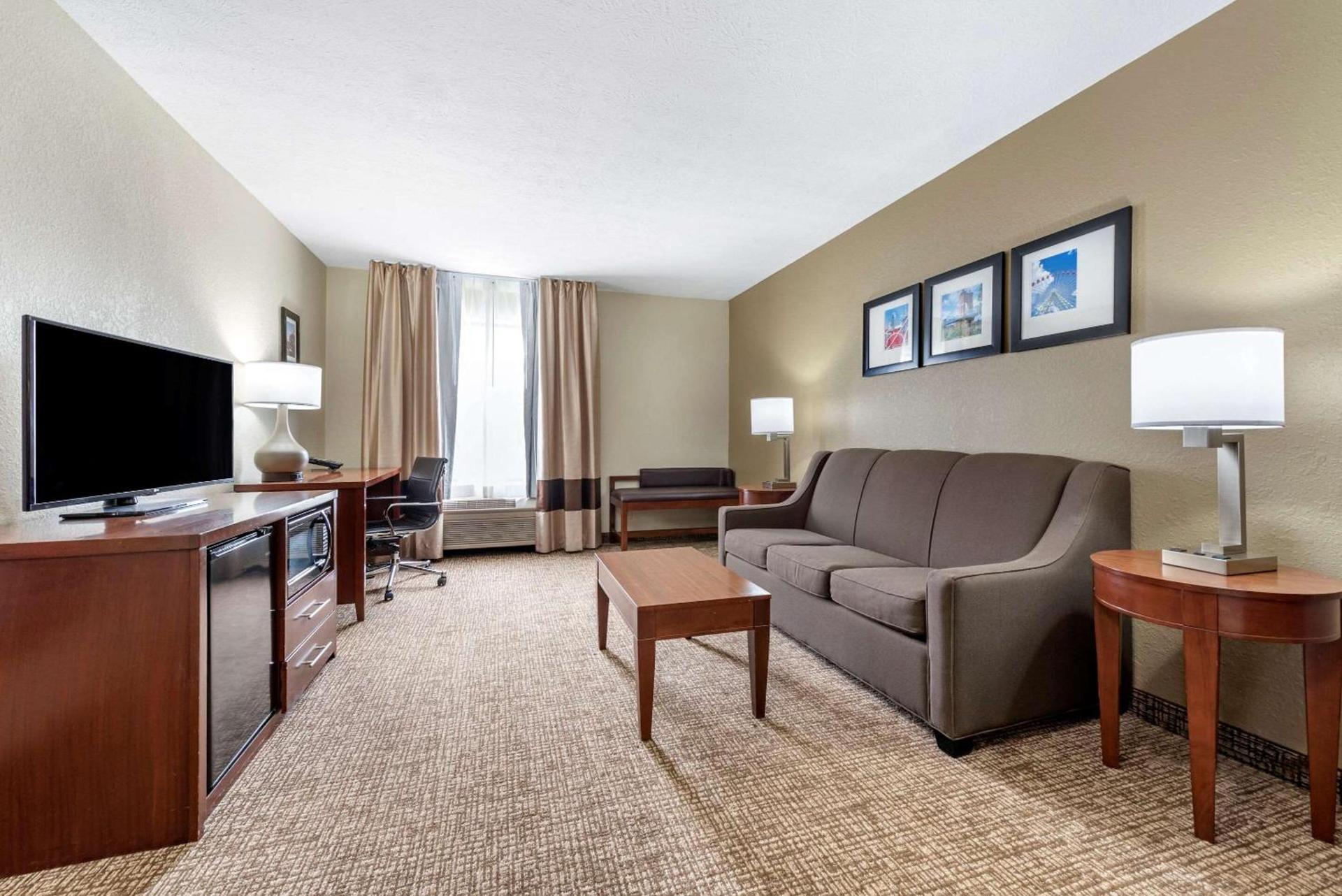Comfort Inn & Suites Cincinnati Eastgate photo 21
