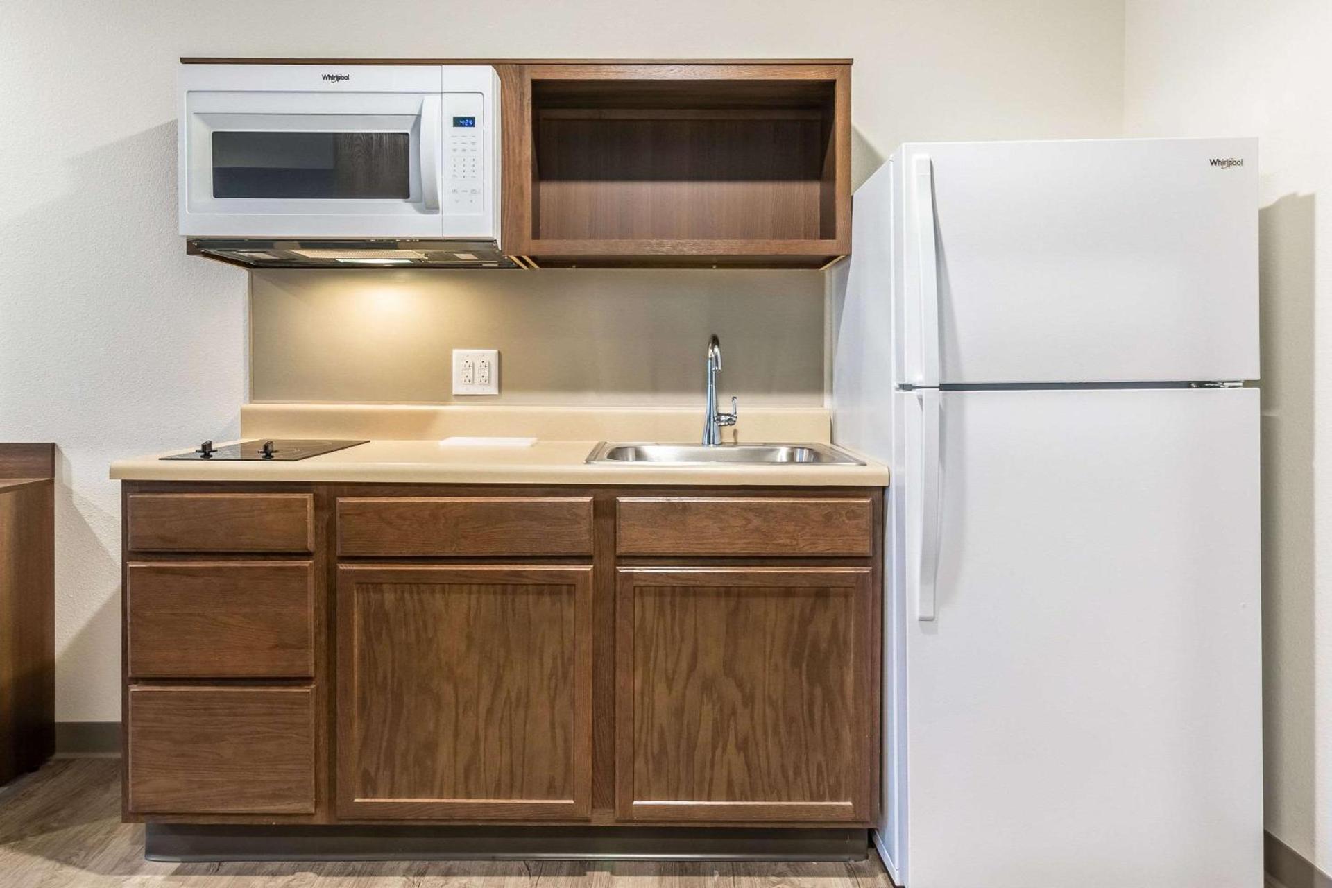 WoodSpring Suites Indianapolis Castleton photo 27
